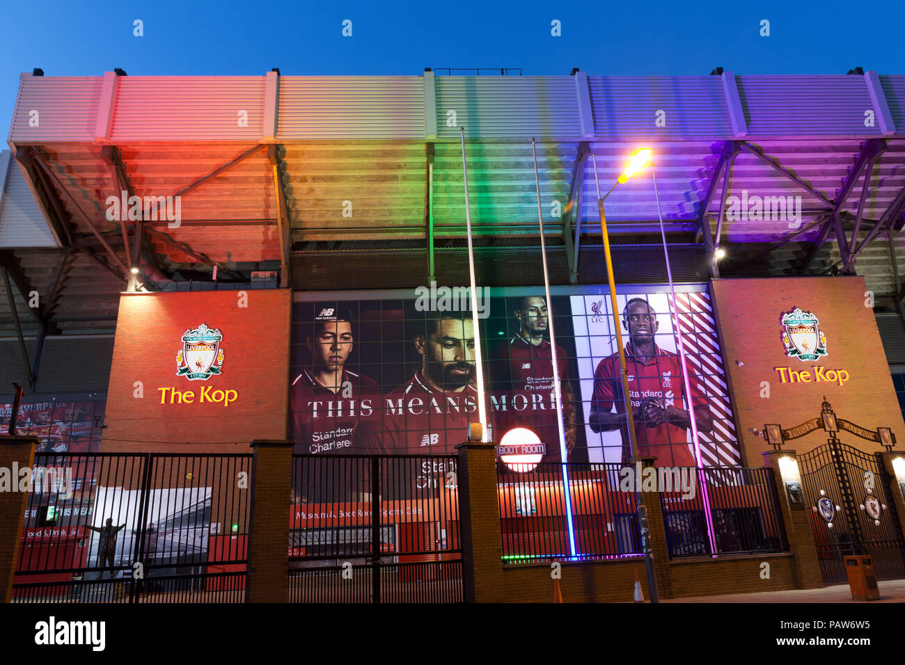 Liverpool, Großbritannien. 24. Juli 2018. Anfield die Heimat von Liverpool Football Club leuchtet in den Farben der LGBT wie die Stadt glänzt ein Licht auf die Vielfalt vor der Liverpool stolz Wochenende. Credit: Ken Biggs/Alamy Leben Nachrichten. Stockfoto