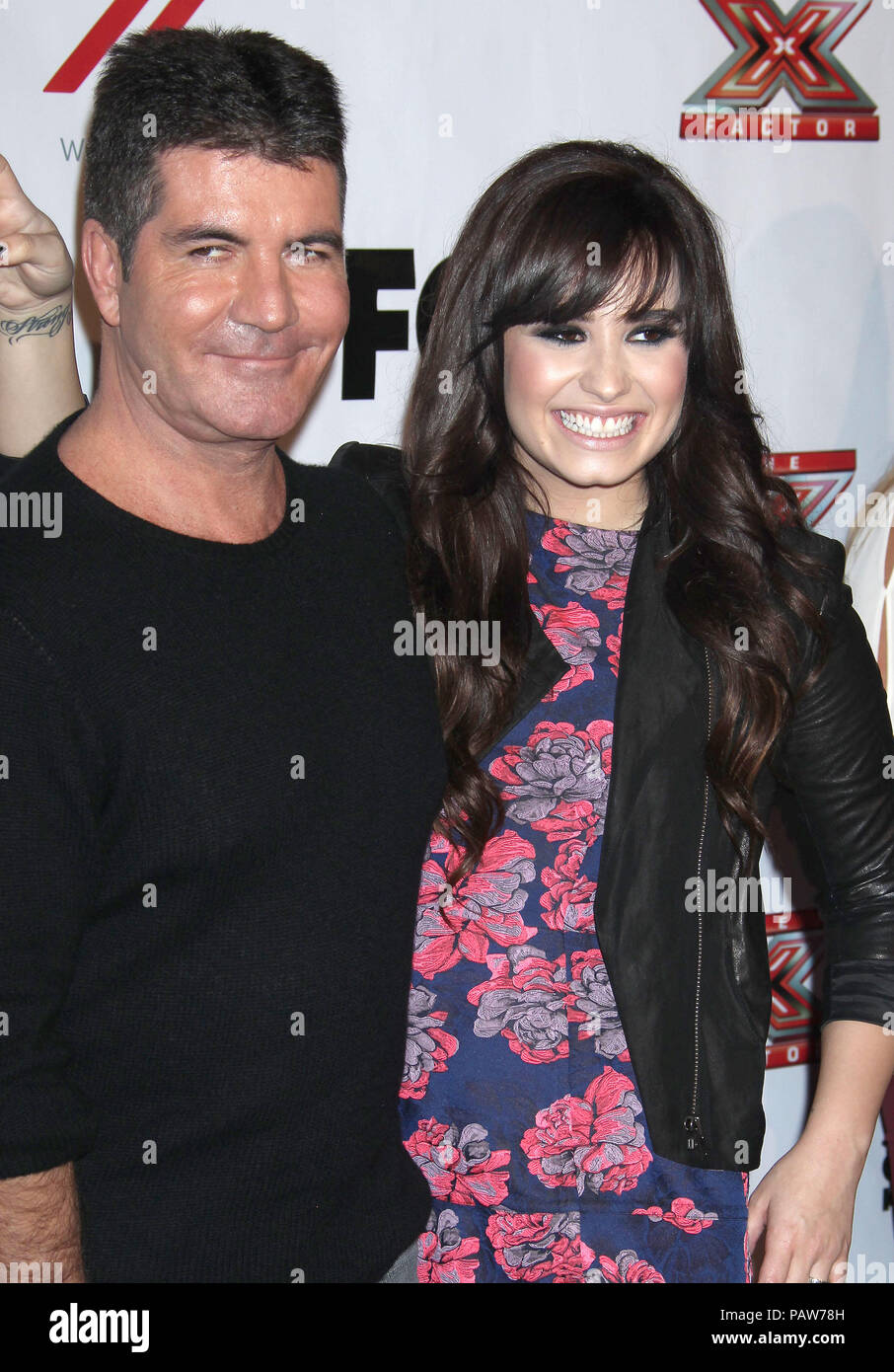 Los Angeles, CA, USA. 6. Dezember, 2012. 24. Juli 2018 - Sängerin Demi Lovato wurde nach einer scheinbaren Überdosis im Krankenhaus. Datei Foto: 07. Dezember 2012 - Los Angeles, Kalifornien - Simon Cowell, Demi Lovato. '' Der X-Faktor'' Betrachtung Partei Gefördert von Sony X Kopfhörer gehalten an Mixology im Grove. Photo Credit: Russ Elliot/AdMedia Credit: Russ Elliot/AdMedia/ZUMA Draht/Alamy leben Nachrichten Stockfoto