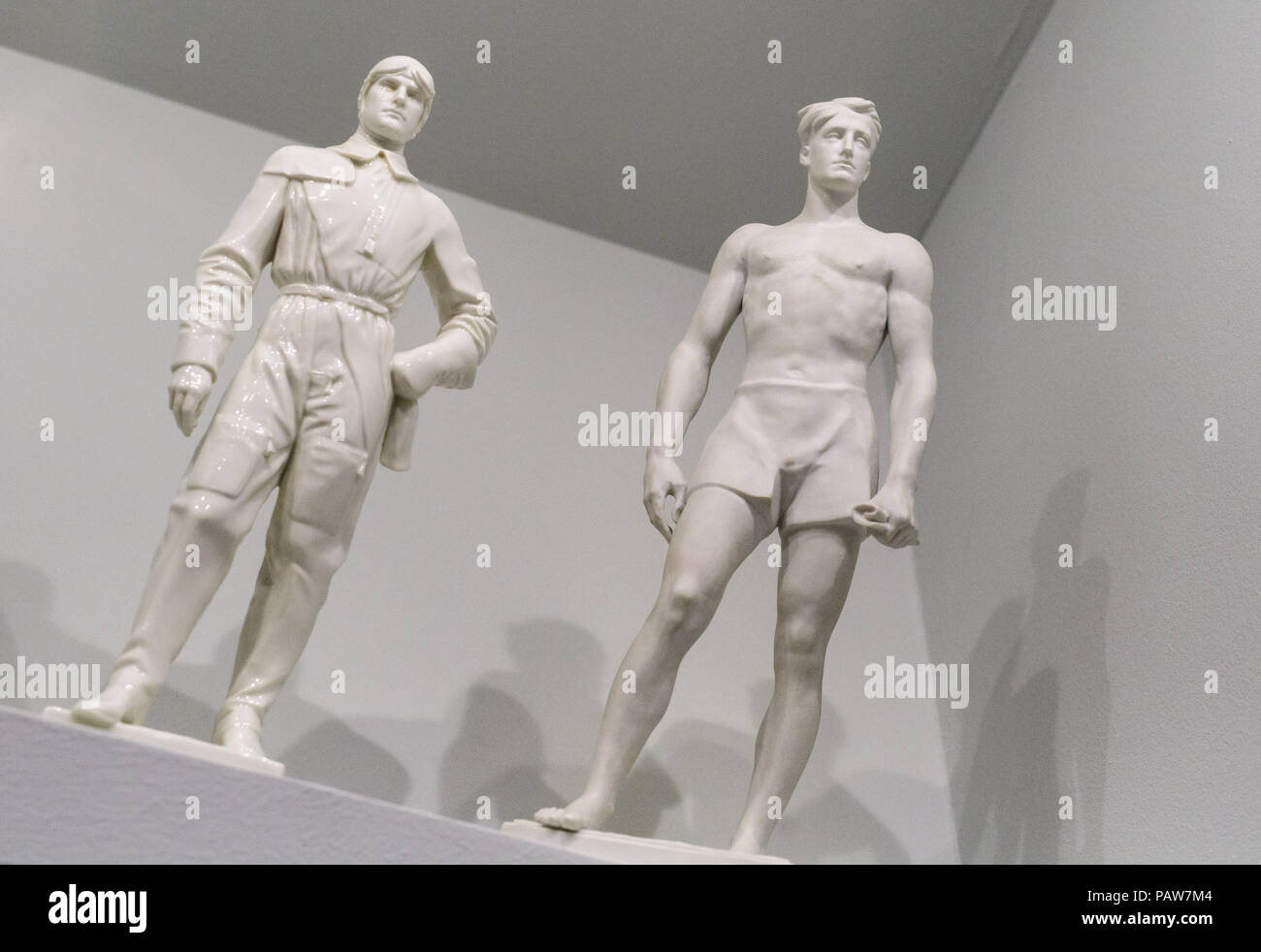 München, Deutschland. 02 Juli, 2018. Porzellan Figuren eines Pilot (vor 1938, l) und einem 'Victor' (nach 1939) von der Porzellanmanufaktur Allach (PMA) sind auf Anzeige an die Dauerausstellung "Nationalsozialismus in München" im Münchner Stadtmuseum. Der Porzellanmanufaktur Allach war eine Nationalsozialistische Porzellanmanufaktur. Credit: Matthias Balk/dpa/Alamy leben Nachrichten Stockfoto