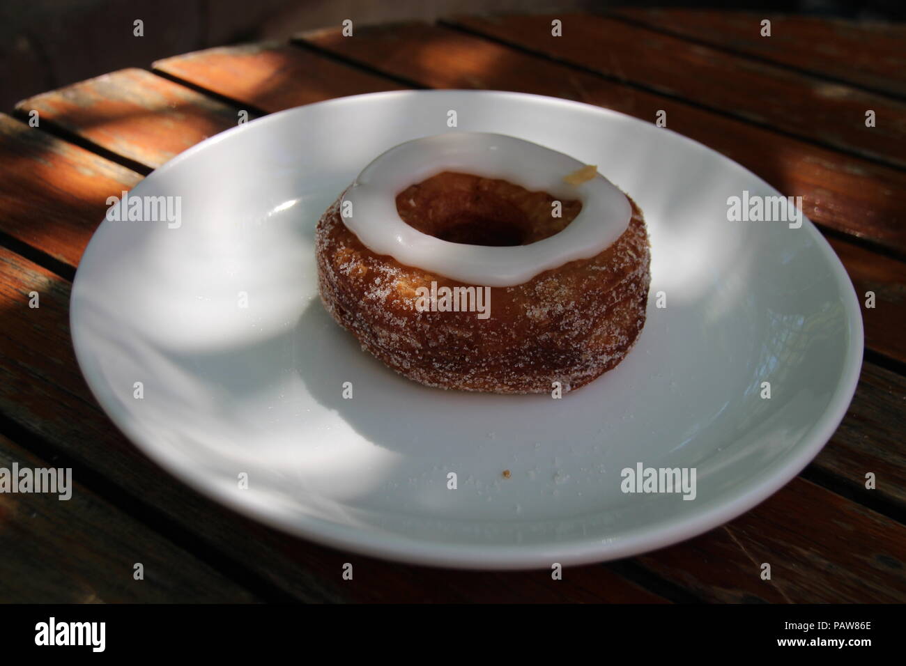 New York, USA. 19. Juli 2018. Die aktuelle cronut (heidelbeere Kokos) von konditor Dominique Ansel. Der Konditor erfand die "cronut' in 2013, eine Mischung aus Croissant, Donut, abd so ein Hype. Er schafft noch eine neue Sorte von cronut jeden Monat. Credit: Christina Horsten/dpa/Alamy leben Nachrichten Stockfoto