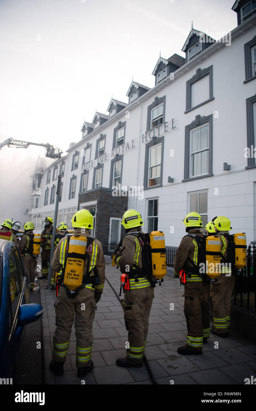 Aberystwyth Wales UK, Mittwoch, 25. Juli 2018 ein Großbrand wurde stark beschädigt auf zwei angrenzenden Hotels Aberystwyth Strandpromenade. Das Belle Vue Hotel und die Belgrave House Hotel Feuer fing um 2 Uhr heute Morgen, Feuerwehrfahrzeuge aus aller Mitte und West Wales haben in Anwesenheit während der Nacht. Es gibt keine Berichte über Opfer, und alle Gäste in andere Unterkünfte verlegt worden. Das Zentrum der Stadt ist aus Sicherheitsgründen Photo Credit: Keith Morris/Alamy Leben Nachrichten weitraeumig abgesperrt, Stockfoto