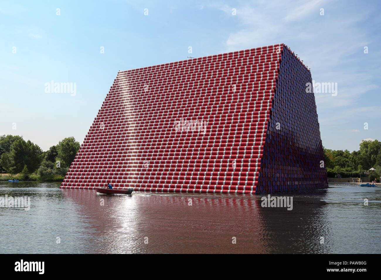 Hyde Park. London. UK vom 25. Juni 2018 - Die Sonne scheint auf die London Mastaba, eine 20 Meter hohe Skulptur aus 7,506 Bemalte Fässer von Christo schwimmend auf dem Serpentine Lake, Hyde Park, London mit einem Spiegelbild im Wasser. Nach dem Met Office die Temperatur in London und Südosten ist wahrscheinlich 35 Grad Celsius am Donnerstag zu erreichen. Credit: Dinendra Haria/Alamy leben Nachrichten Stockfoto