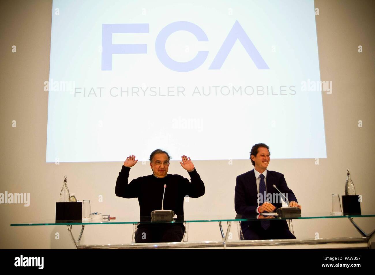 Pressekonferenz nach dem Treffen der letzte Fiat Chrysler Aktionäre in Turin. Im Foto Sergio Marchionne und John Elkann (Mediapress Lapone, Turin - 2014-08-01) ps das Foto verwendet werden können, wobei der Kontext, in dem es aufgenommen wurde, und ohne die diffamierende Absicht der Menschen vertreten (Mediapress Lapone, Foto Repertoire - 2018-07-25) ps das Foto kann verwendet werden, um die Einhaltung der Kontext, in dem es aufgenommen wurde, und ohne die diffamierende Absicht der Dekoration der Menschen vertreten Stockfoto