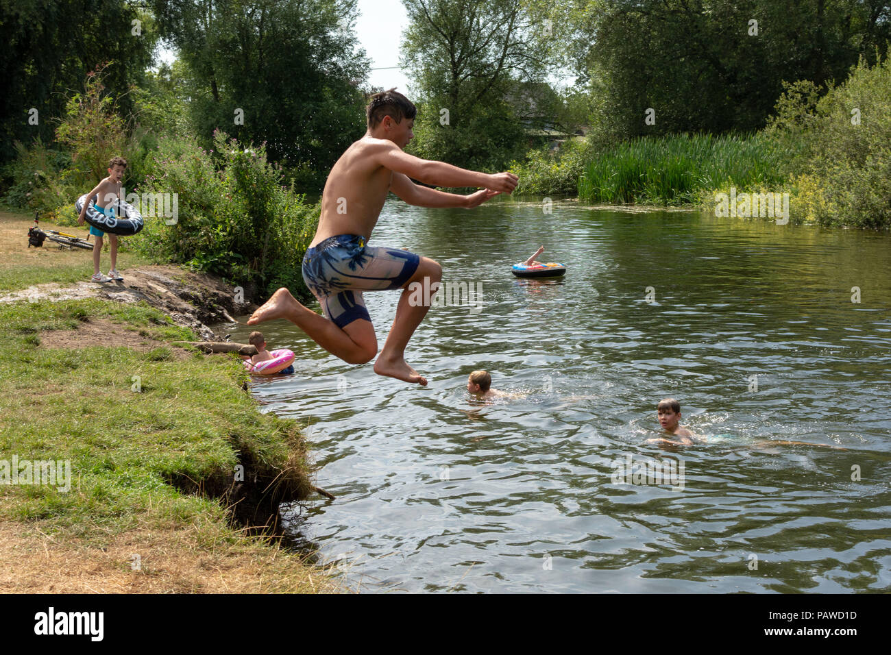 River Avon, Fordingbridge, New Forest, Hampshire, Großbritannien, 25.. Juli 2018, Wetter: Die Schule ist draußen und die Kinder springen und springen ins Wasser, um sich abzukühlen. Die Hitzewelle in Westengland wird voraussichtlich noch einen Tag anhalten. Stockfoto