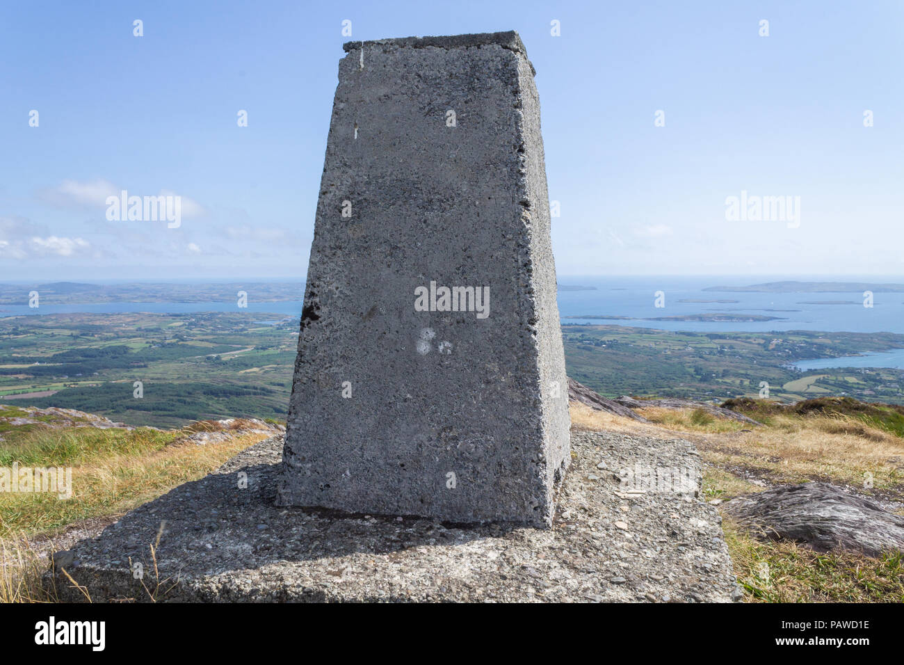 Mount Gabriel, Schull, West Cork, Irland. 25. Juli, 2018. Ein herrlich warmer und sonniger Tag in West Cork, mit einer kühlen Brise auf dem Gipfel des Mount Gabriel. Die Triangulation Punkt auf dem Gipfel auf 407 m mit Blick auf die fantastische Aussicht auf die Küste von West Cork. Credit: aphperspective/Alamy leben Nachrichten Stockfoto