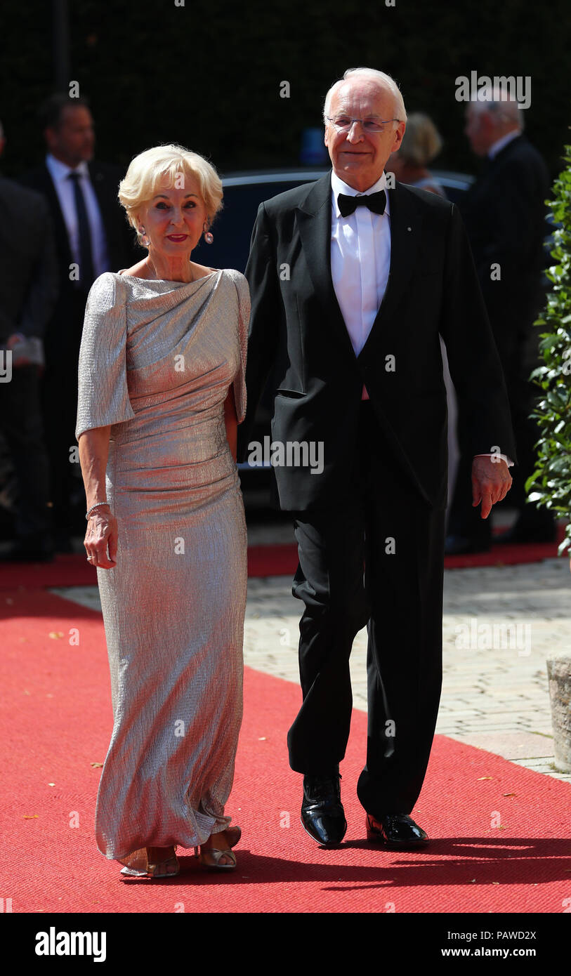 Bayreuth, Deutschland. 25. Juli, 2018. Der ehemalige bayerische Ministerpräsident Edmund Stoiber der Christlich Sozialen Union (CSU) und seine Frau Karin kommen in den Festsaal. Die Richard-Wagner-Festspiele 2018 mit einer neuen Leistung der "Lohengrin". Vom 25. Juli bis 29. August Wagner afficionados fahren auf dem "Grünen Hügel" zu Opern des Komponisten zu erleben. Credit: Daniel Karmann/dpa/Alamy leben Nachrichten Stockfoto