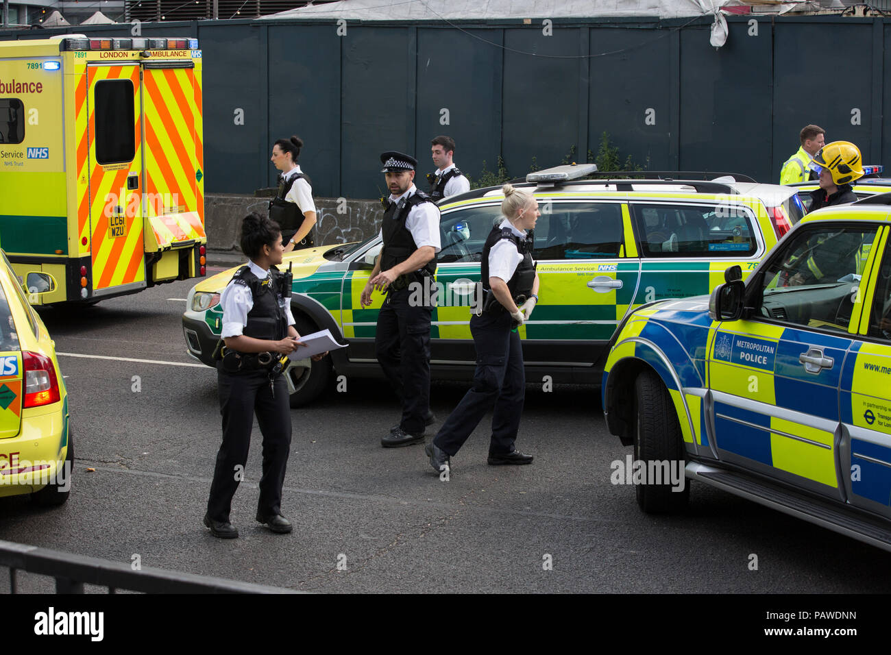 London, UK, 25. Juli 2018. Alte Straße Fahrrad Unfall. 25.07.2018 Notdienste in der Szene, wo ein Radfahrer mit einem konkreten Lkw auf der alten Straße Kreisverkehr am Nachmittag kollidierte anreisen. Credit: Clickpics/Alamy leben Nachrichten Stockfoto