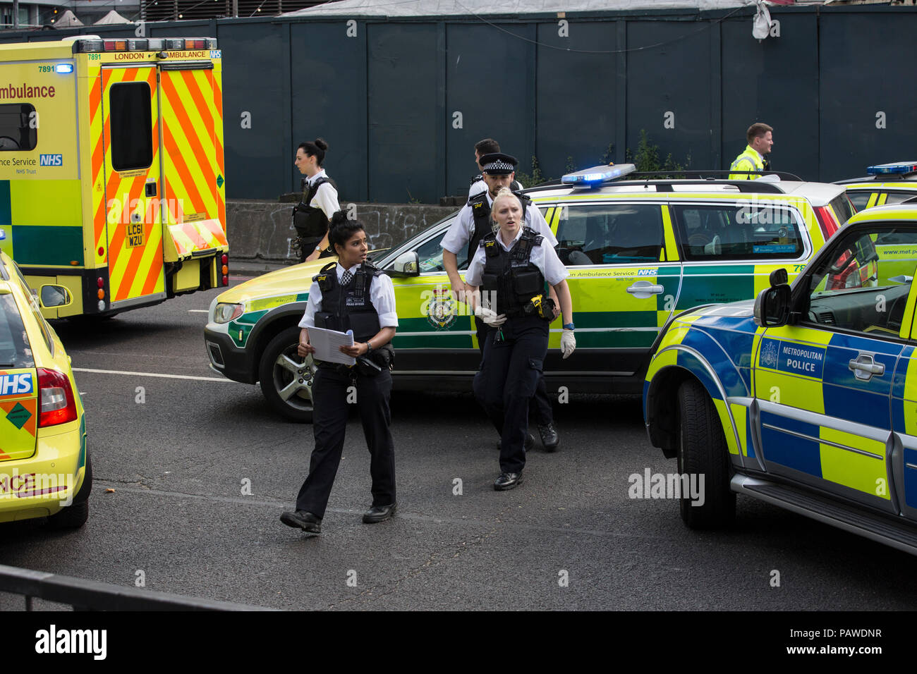 London, UK, 25. Juli 2018. Alte Straße Fahrrad Unfall. 25.07.2018 Notfall auf die Szene, wo ein Radfahrer mit einem konkreten Lkw auf der alten Straße Kreisverkehr am Nachmittag kollidierte anreisen. Credit: Clickpics/Alamy leben Nachrichten Stockfoto