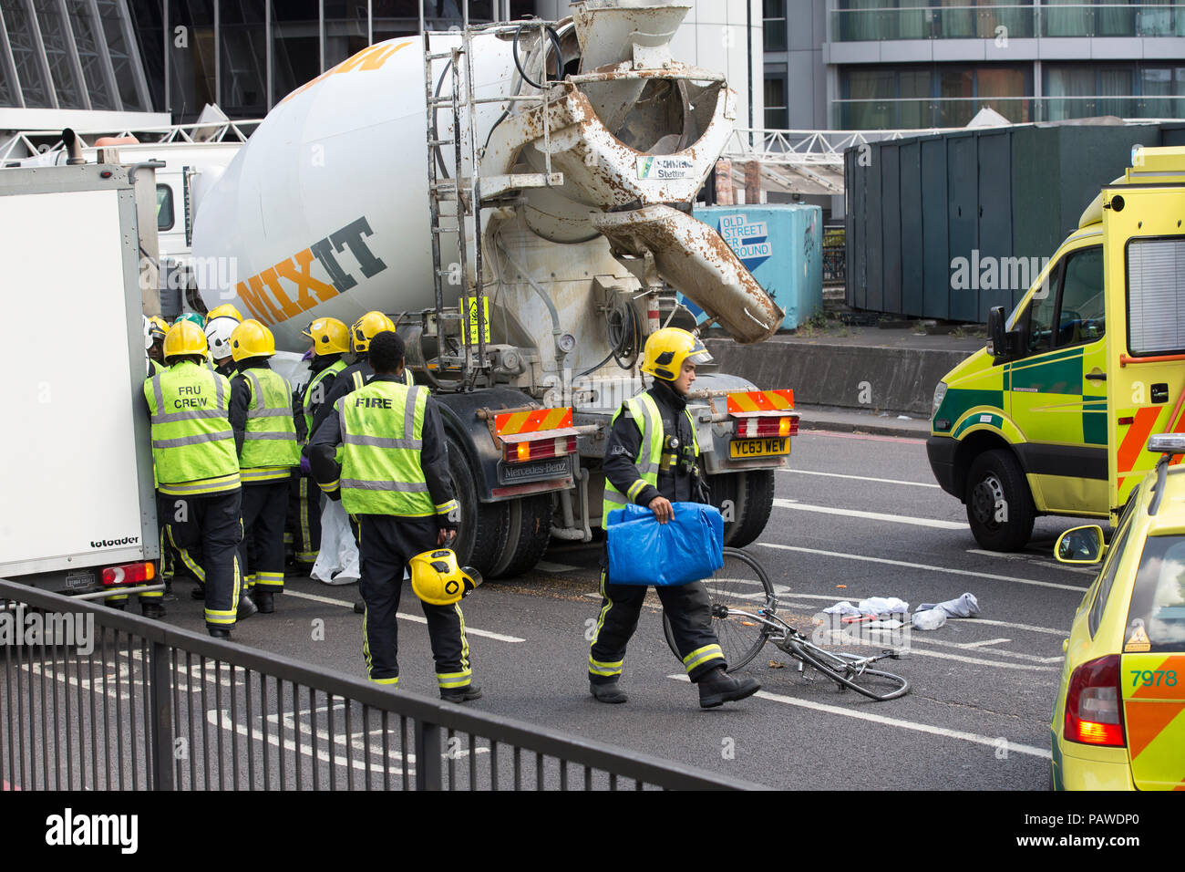 London, UK, 25. Juli 2018. Alte Straße Fahrrad Unfall. 25.07.2018 Notdienste schauen die Szene, wo ein Radfahrer mit einem konkreten Lkw auf der alten Straße Kreisverkehr am Nachmittag kollidierte. Credit: Clickpics/Alamy leben Nachrichten Stockfoto