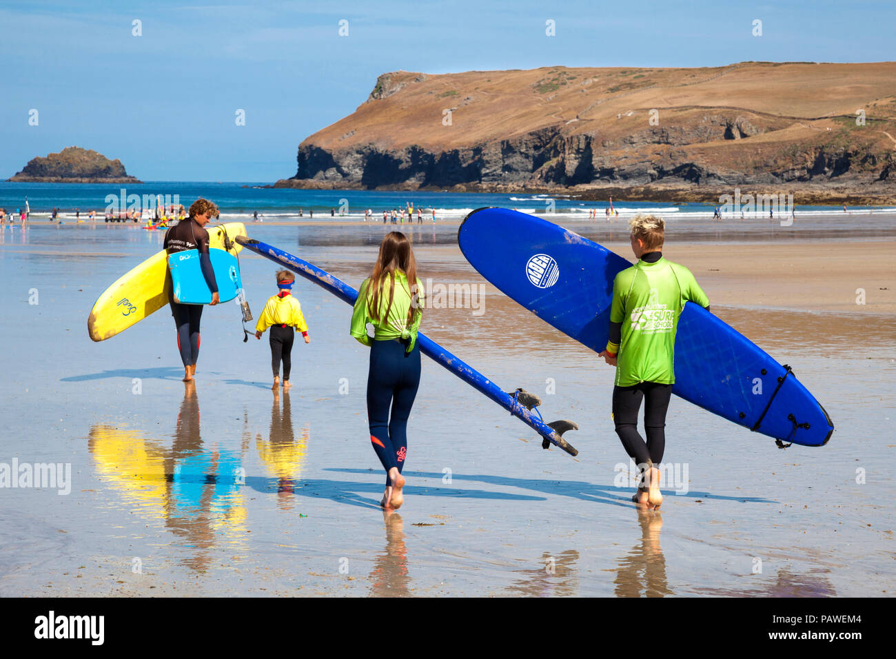 Polzeath, Cornwall, UK. 25. Juli 2018. Surfer die Wellen an einem heißen und sonnigen Tag in Polzeath am Atlantik nördlich der Küste von Cornwall, Kredit: Mark Richardson/Alamy leben Nachrichten Stockfoto