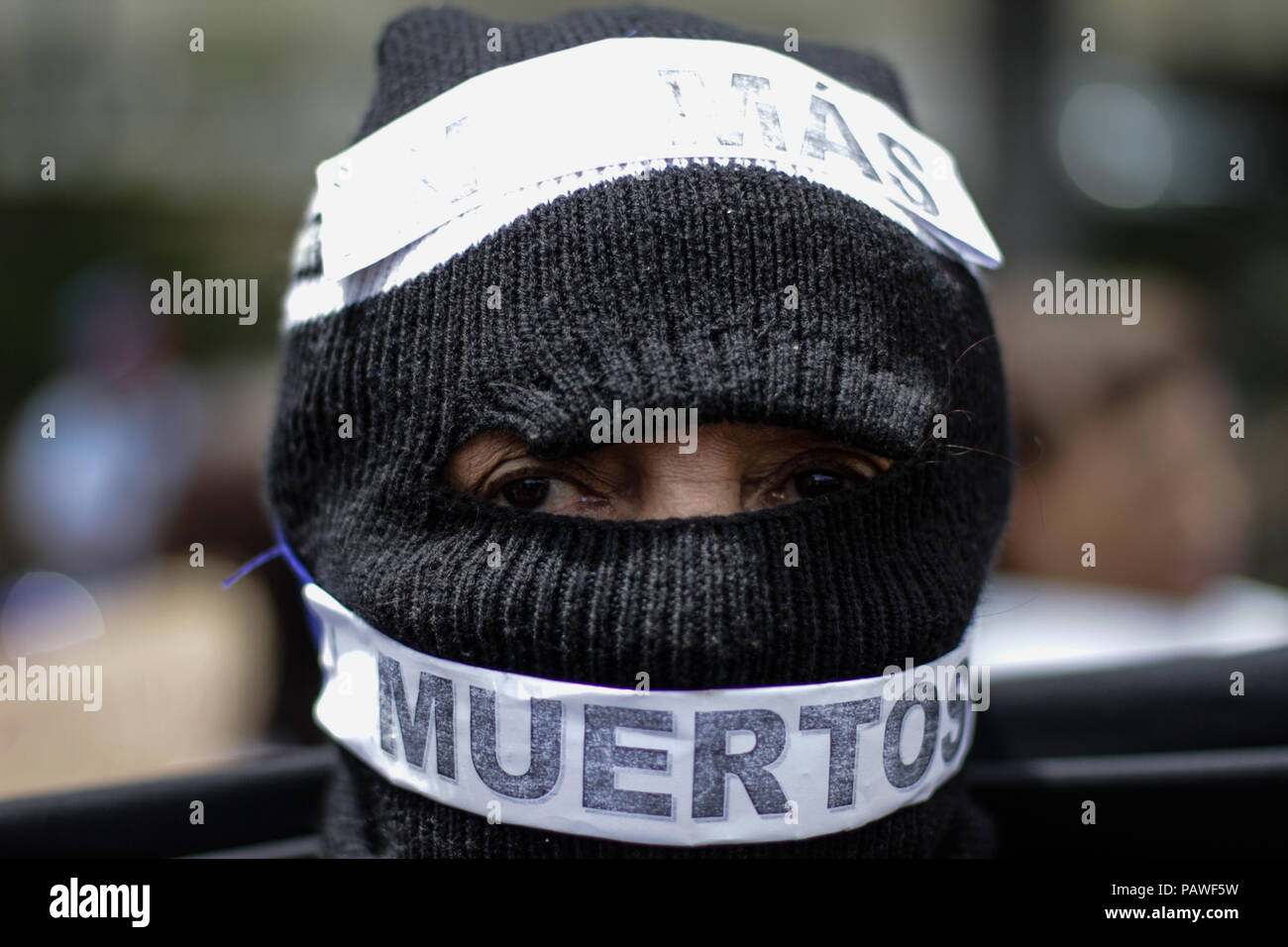 Caracas, Venezuela. 25. Juli, 2018. "Nicht mehr Todesfälle", liest eine Kappe ein Demonstrant bei einem Protest von Beschäftigten im Gesundheitswesen. Die Proteste der Mitarbeiter des Gesundheitswesens haben für Wochen fortgesetzt. Heute sind sie aufgerufen, die Bischofskonferenz bis März waren. "Die Krankenschwestern, Sanitäter und Ärzte in Venezuela fordern die Unterstützung des Vatikans über die Bischofskonferenz', der Oppositionspartei Voluntad Beliebte schrieb. Credit: Boris Vergara/dpa/Alamy leben Nachrichten Stockfoto