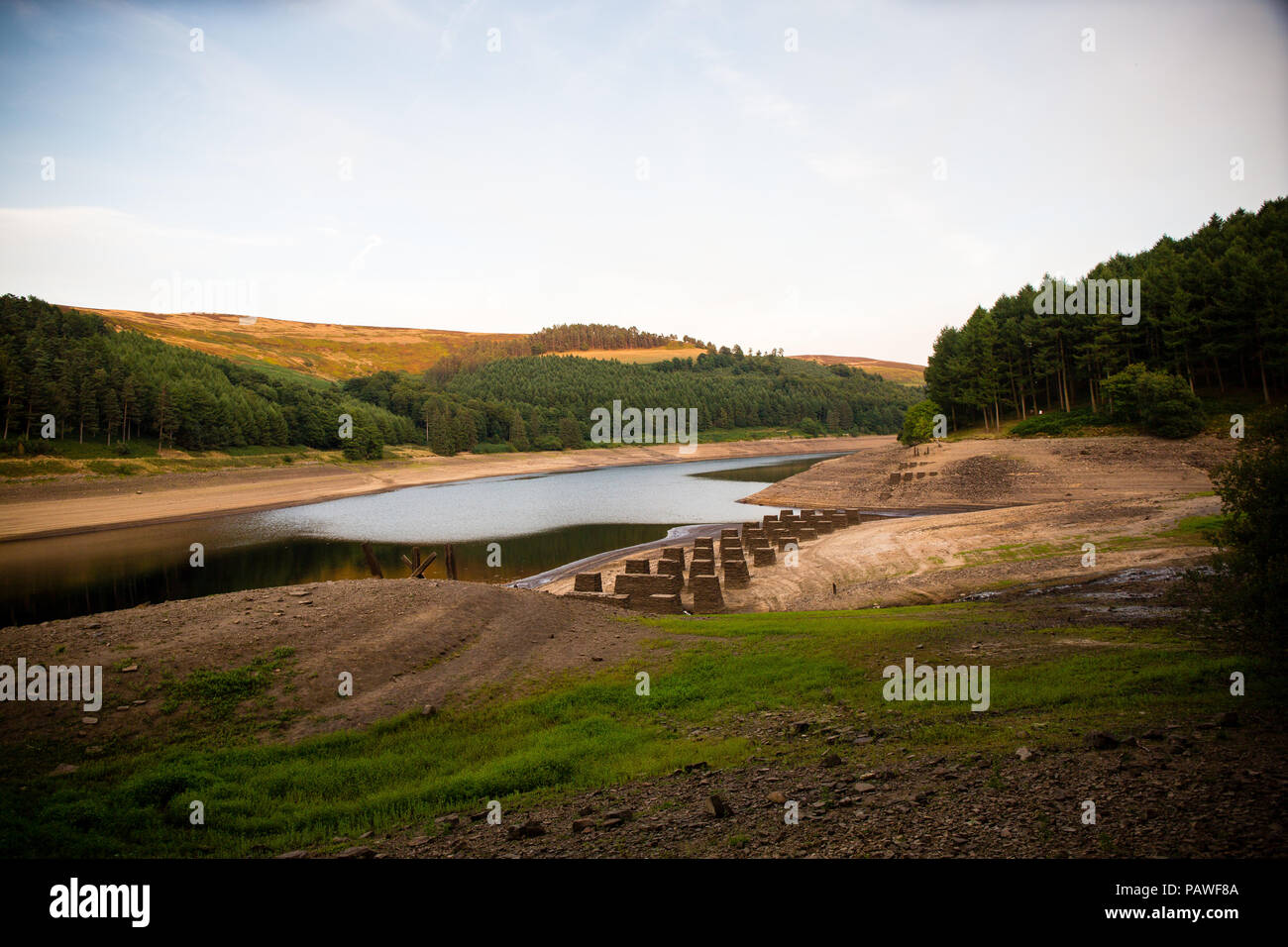Derwent Valley, Großbritannien, 25. Juli 2018. 25. Juli 2018. Hitzewelle in Großbritannien nach wie vor als in der oberen Derwent Valley Stauseen weiter unten zu gehen. © Gary Bagshawe/Alamy Leben Nachrichten. Stockfoto