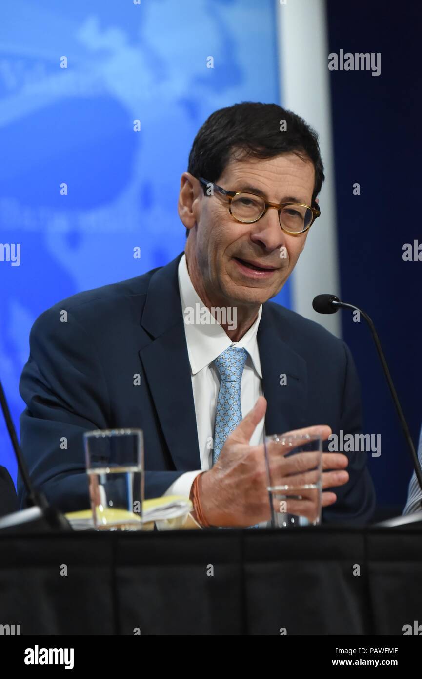 Washington, USA. 24. Juli, 2018. Maurice Obstfeld, Wirtschaftsberater und Direktor der Forschung an den Internationalen Währungsfonds (IWF), spricht bei einer Pressekonferenz auf dem neu erschienen 2018 Externe Sektor Bericht in Washington, DC, USA, am 24. Juli 2018. Credit: Yang Chenglin/Xinhua/Alamy leben Nachrichten Stockfoto