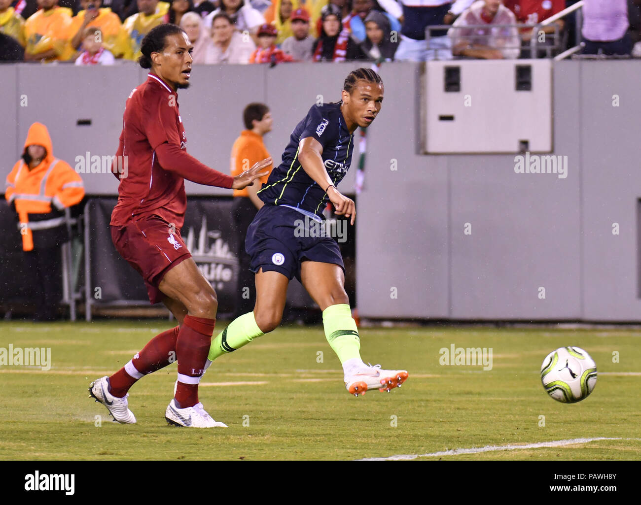 East Rutherford, New Jersey, USA. 25. Juli, 2018. Leroy Sane (19) von Manchester City schießt und Kerben während eines Internationalen Champions Cup Gleiches an Metlife Stadium in East Rutherford, New Jersey. Gregory Vasil/Cal Sport Media/Alamy leben Nachrichten Stockfoto