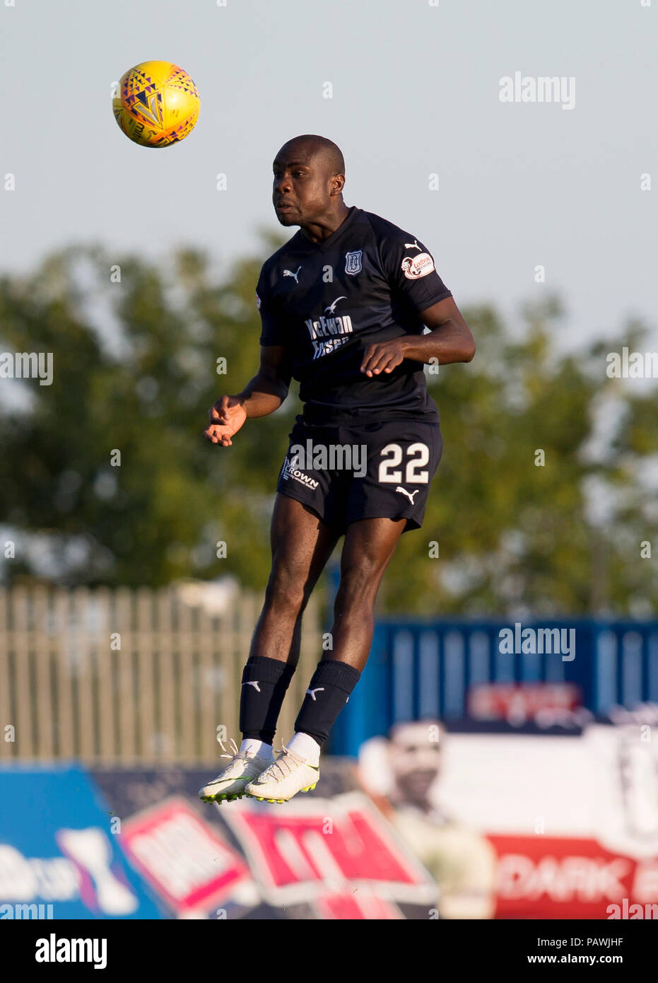 Balmoor Stadion, Peterhead, Großbritannien. 25. Juli, 2018. Scottish League Cup, Gruppe D, Peterhead gegenüber Dundee, Dundee Kharl Madianga klettert hoch für die Kopfzeile der Credit: Aktion plus Sport/Alamy leben Nachrichten Stockfoto