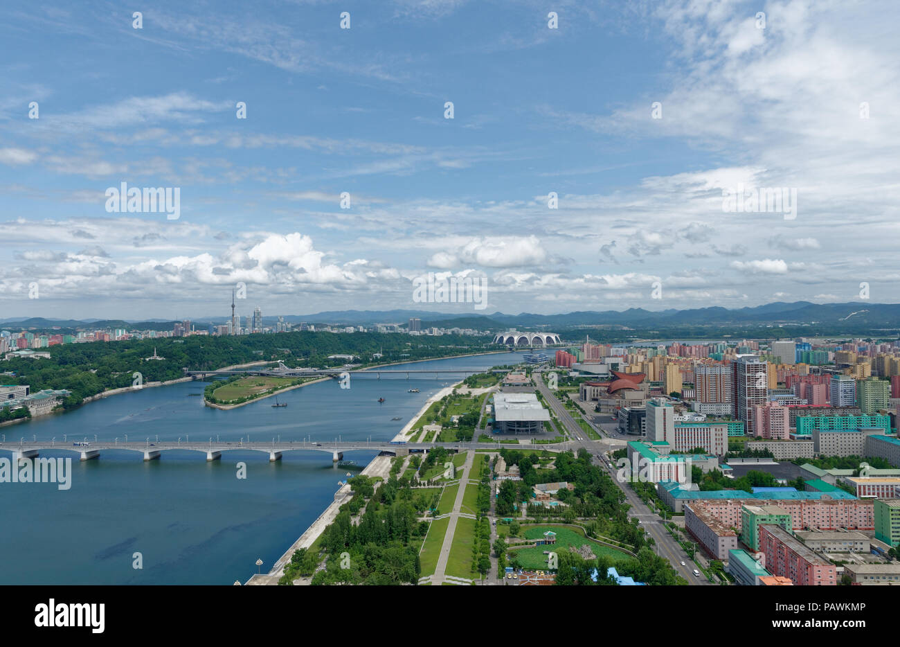 Anzeigen von Pyongyang, Taedong Brücke und kann Tag Stadion plus den Taedong, von der Oberseite des Juche Tower, Pyongyang, Nordkorea genommen Stockfoto