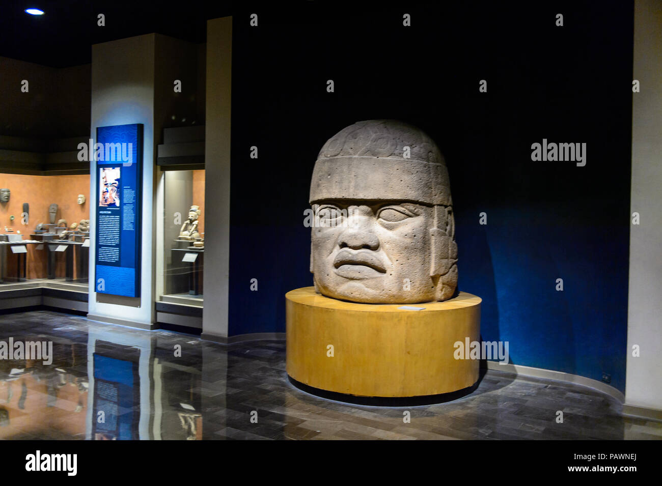 Mexiko City, MEX - 27.Oktober 2016: Olmec kolossalen Kopf in das Nationalmuseum für Anthropologie (Museo Nacional de Antropologia, MNA), die größte und Mos Stockfoto