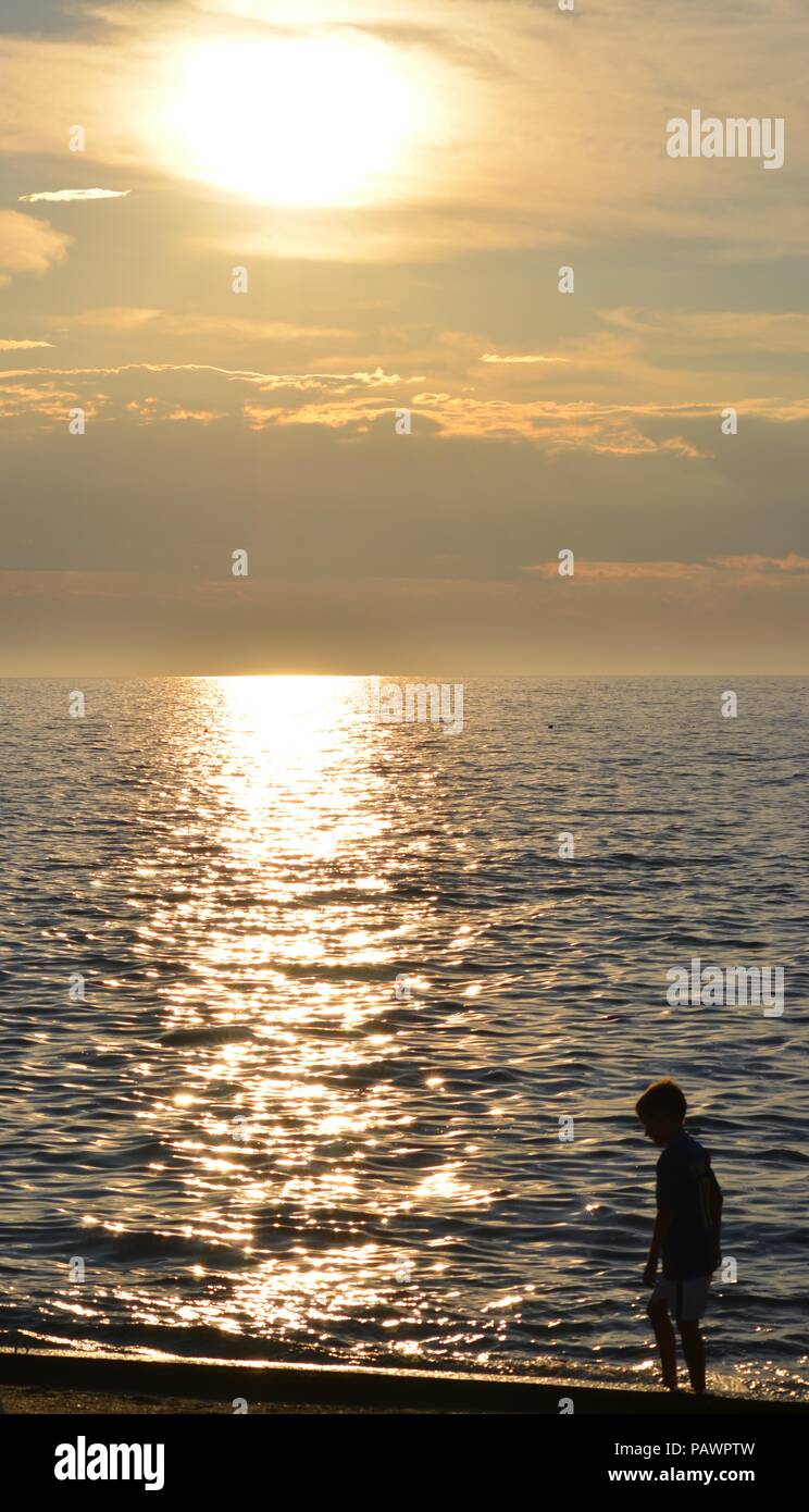 Während in Kroatien, die Sonne würde schön auf dem Wasser widerspiegeln. Eine reisen Partner von mir war mehr als glücklich, vor der Kamera zu stehen. Stockfoto