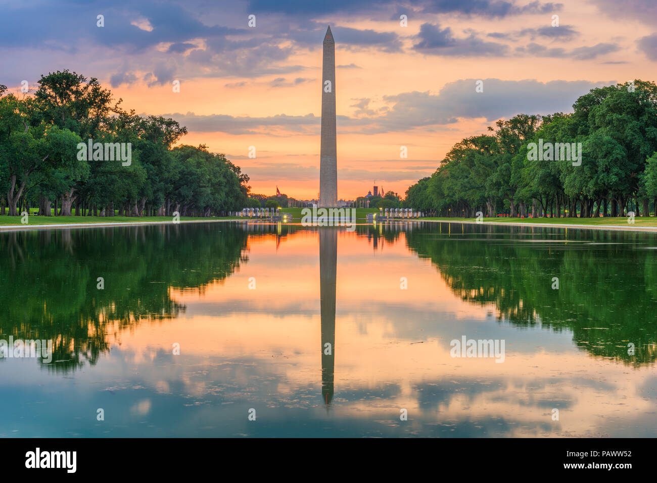 Washington Monument auf der reflektierenden Pool in Washington, D.C. in der Morgendämmerung. Stockfoto