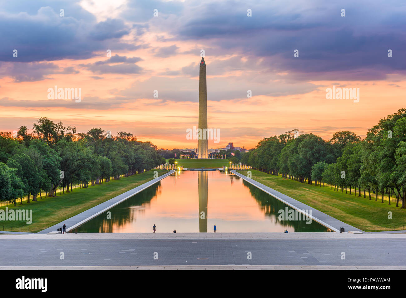 Washington Monument auf der reflektierenden Pool in Washington, D.C. in der Morgendämmerung. Stockfoto