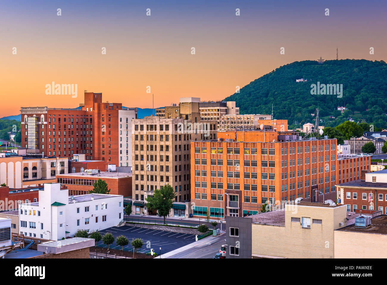Roanoke, Virginia, USA die Innenstadt von Skyline in der Abenddämmerung. Stockfoto