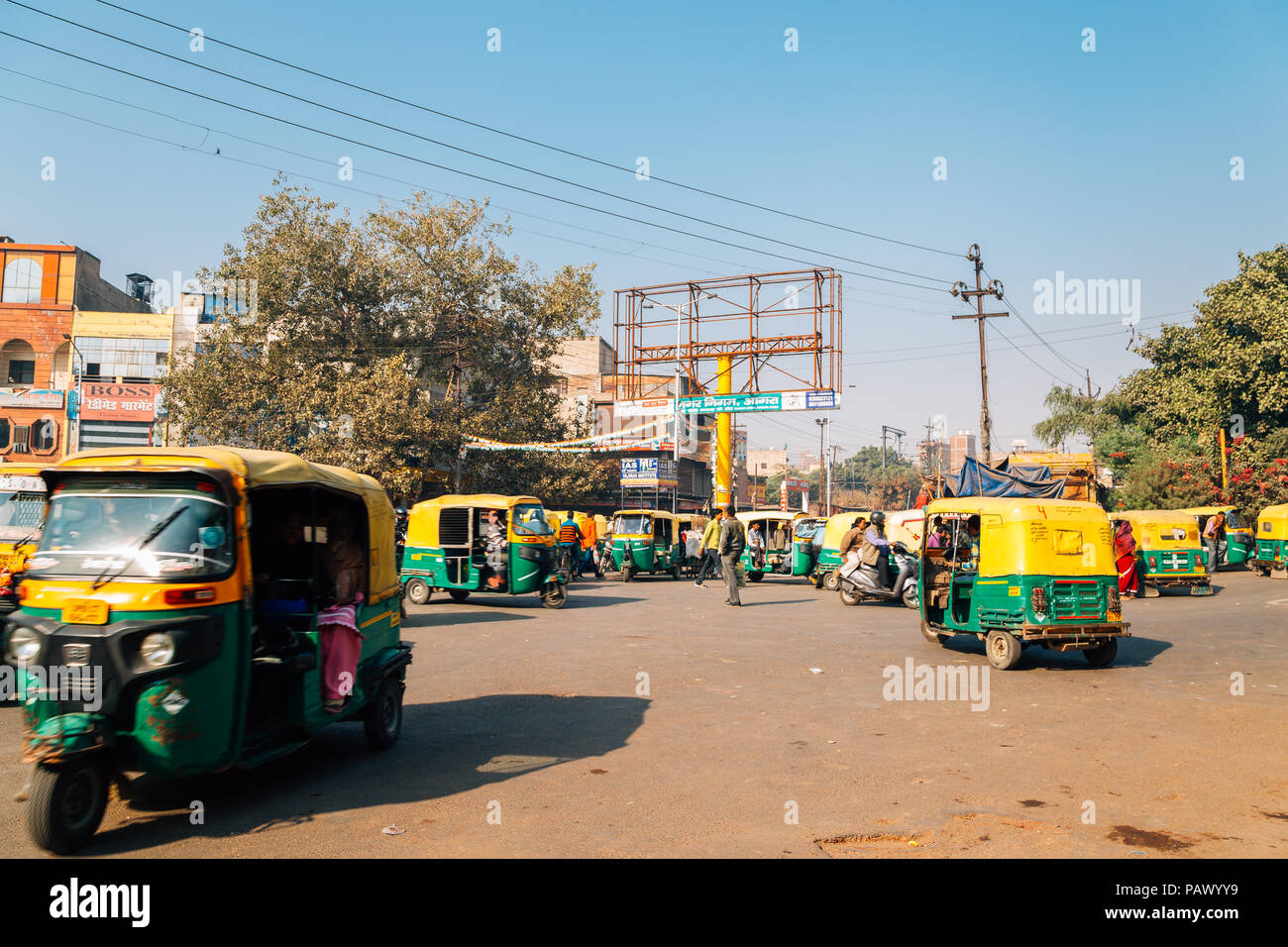 Agra, Indien - 30. November 2017: Rikscha Tuk-tuk taxi Agra Fort RAILWAY STATION Stockfoto