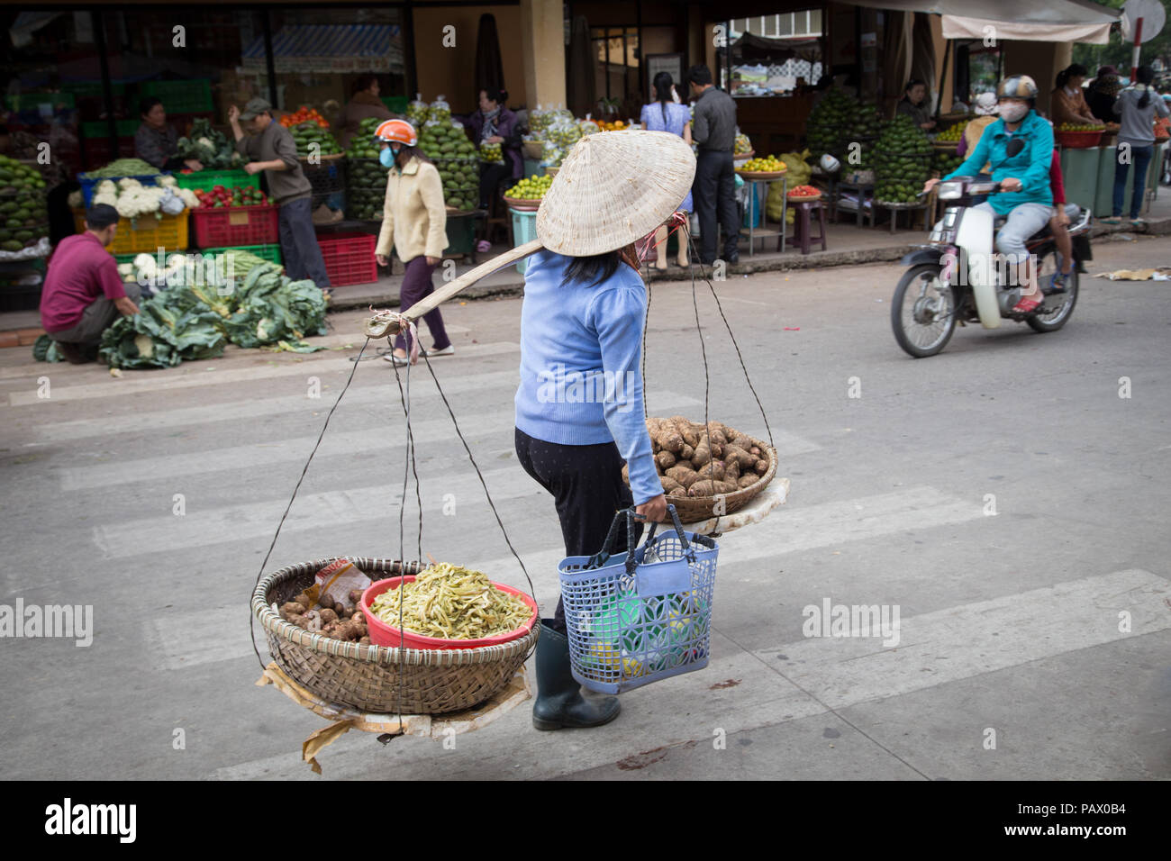 Vietnamesische Frau mit konischen Hut in Da Lat Markt, Lam Dong, Vietnam Stockfoto