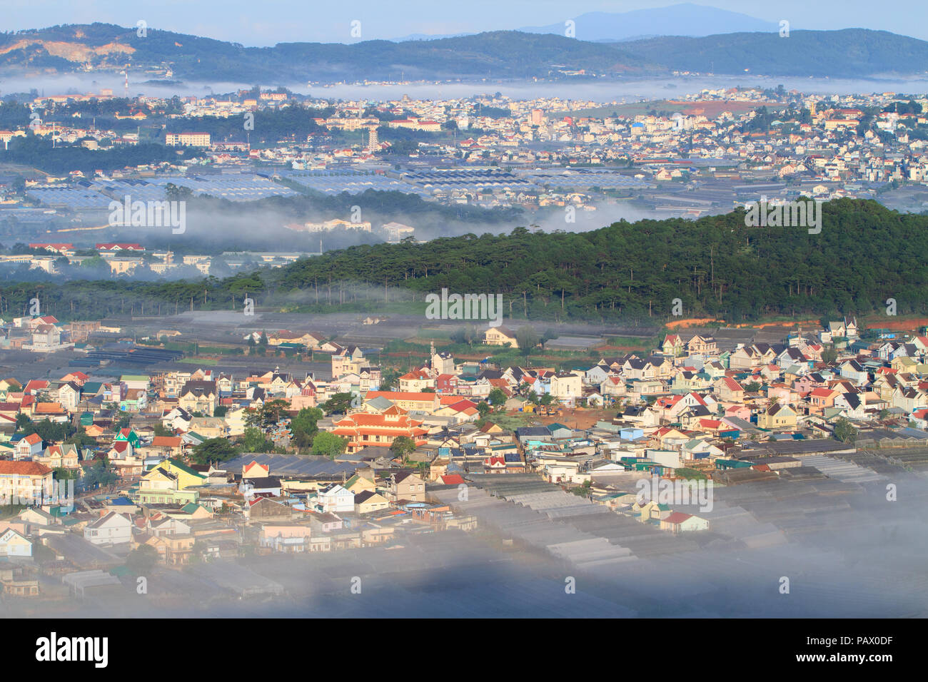 Landschaft der Stadt Da Lat mit Cloud in den frühen Morgen, Vietnam Stockfoto
