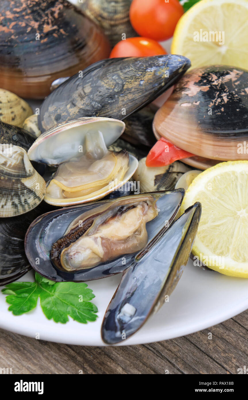 Rohe Meeresfrüchte, Muscheln, Holz- Tabelle Stockfoto