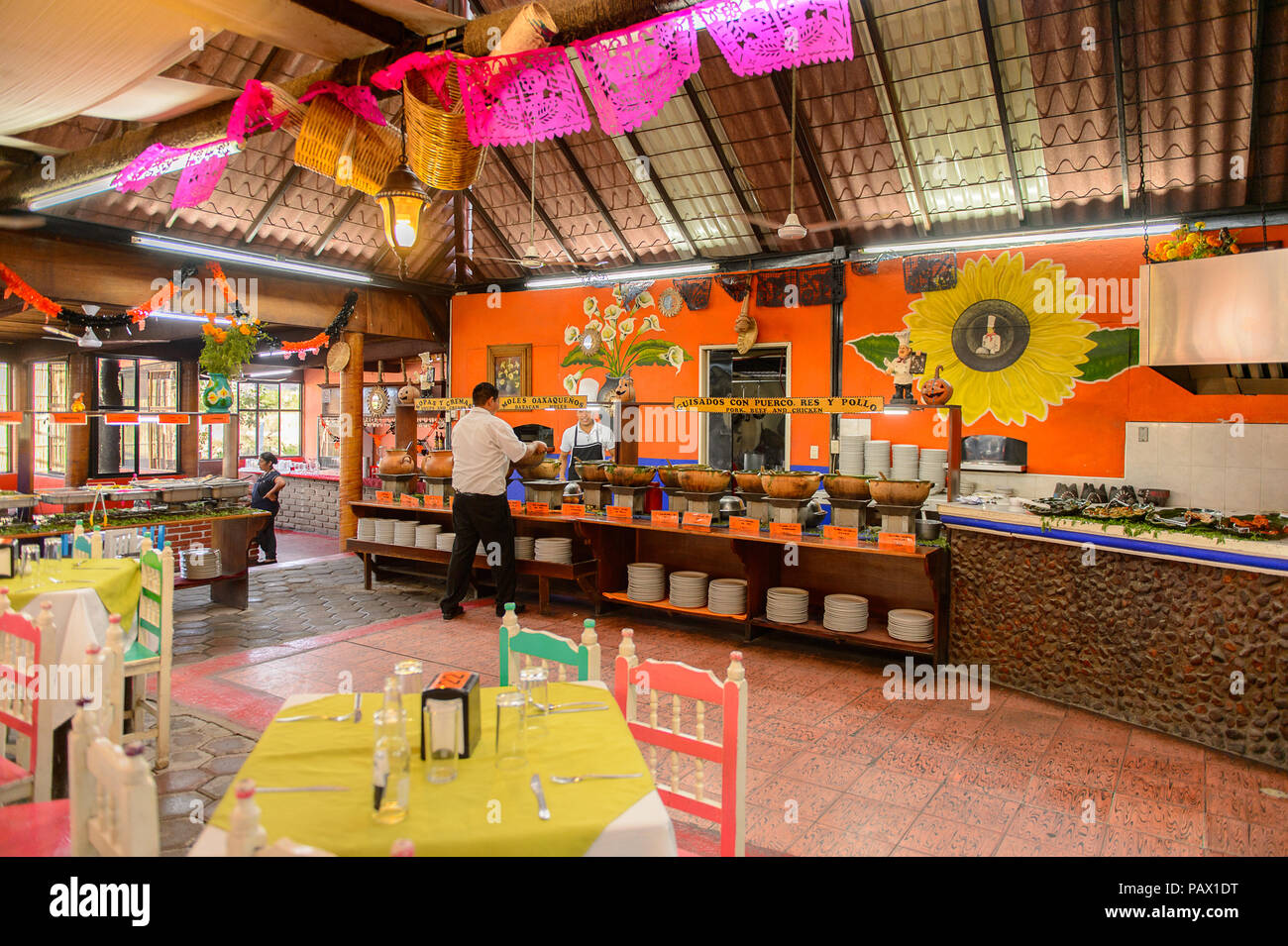 OAXACA, MEXIKO - Nov 1, 2016: das Interieur des Restaurants La Choza del Koch in Oaxaca, der Ort mit den nationalen mexikanischen Essen Stockfoto