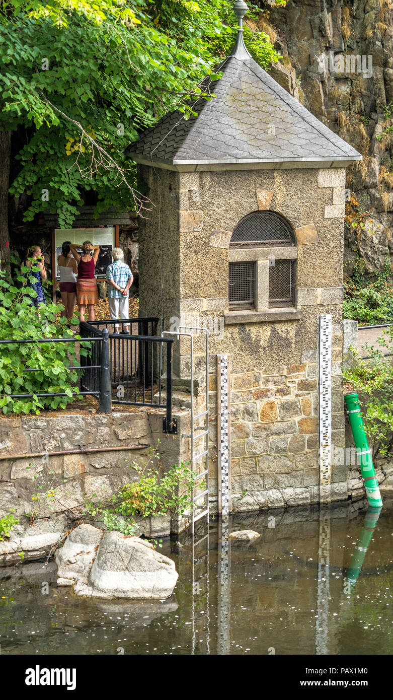 Thale, Sachsen-Anhalt, Deutschland, am 23. Juli. 2018: Messgeräte für die Messung der Wasserstand der Bode in der Nähe von thale mit zwei Bars messen in Stockfoto