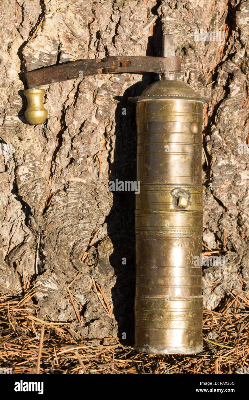 Messing antik Hand Kaffeepulver Gewürz Mühle Stockfoto