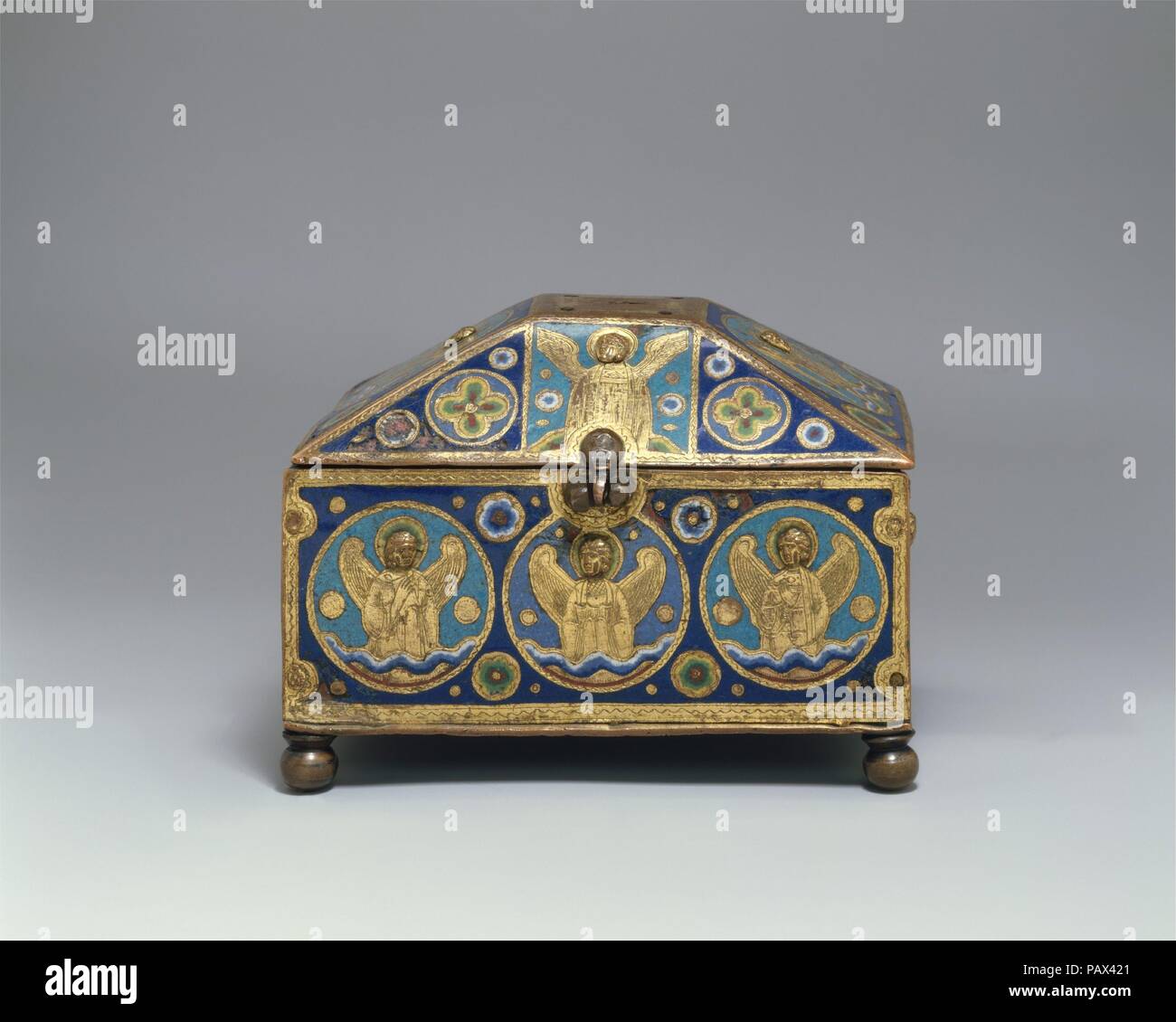 Chrismatory. Kultur: Französisch. Abmessungen: Insgesamt: 3 7/8 x 5 9/16 x 3 3/4 in. (9,9 x 14,2 x 9,6 cm) Insgesamt (ohne Füße): 3 3/8 x 5 9/16 x 3 3/4 in. (8,6 x 14,2 x 9,6 cm). Datum: Ca. 1200-1220. Dieses verzierte Box wohl einmal die heiligen Öle, die bei der Taufe durch die frühen christlichen Autoren vermerkt ist. Öle wurden auch für andere Sakramente, wie Bestätigung eingesetzt, die Weihe der Priester, und die letzte Ölung und für die Weihe von Kirchen. Wenigen mittelalterlichen Container für die heiligen Öle überleben. Museum: Metropolitan Museum of Art, New York, USA. Stockfoto