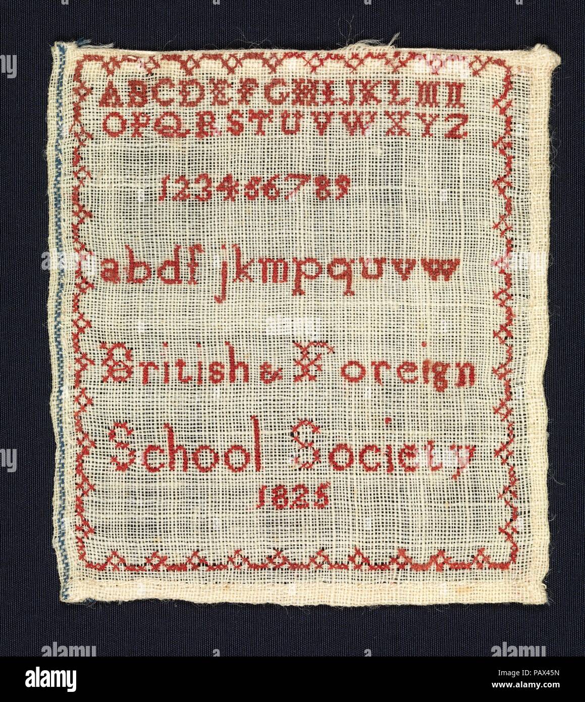 Sampler, die auf der Britischen und Ausländischen Schule Gesellschaft. Kultur: Britische. Abmessungen: H.3 7/8x W. 3 1/2 Zoll (9,8 x 8,9 cm). Datum: 1825. Dieser kleine Sampler mit dem Alphabet in Groß- und Kleinschreibung arbeitete, sowie Nr. 1 bis 9, stellt die zehnte Lektion in der 'Manuelle des Systems der Lehre Handarbeit in den Volksschulen der Britischen und Ausländischen Schule Gesellschaft", im Jahr 1821 veröffentlicht. Diese pädagogische Gesellschaft wurde von Quaker Joseph Lancaster (1778-1838) aus Interesse gegründet für den Mangel an Bildungsmöglichkeiten für ärmere Kinder, insbesondere diejenigen, deren verfügbare f Stockfoto