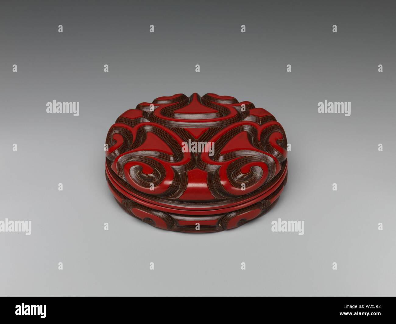 Räucherstäbchen Box mit Knauf Blättern Design. Kultur: China. Abmessungen: H.1 3/8 in. (3,6 cm); Durchm. 4 in. (10 cm). Datum: 13.-14. Jahrhundert. Dieses Design wird gemeinhin als "Knauf blättern Muster, weil die Halterung geformten Blättern ähnelt dem Knauf eines chinesischen Schwert bekannt. Das Design war beliebt in Lack, Keramik, Metallarbeiten im dreizehnten und vierzehnten Jahrhundert und blieb wichtig in geschnitzten Lack im fünfzehnten Jahrhundert. Museum: Metropolitan Museum of Art, New York, USA. Stockfoto