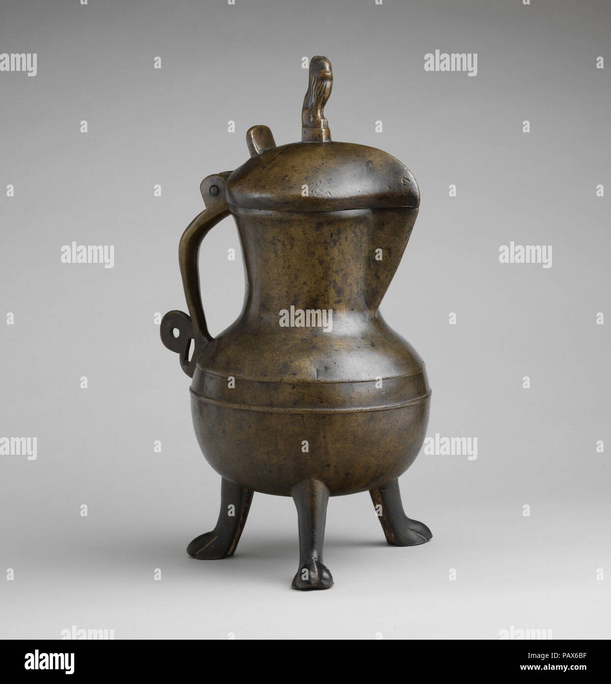 Mitgliedsboot. Kultur: Süden Niederländischen. Abmessungen: Insgesamt: 17 3/4 x 10 3/4 x 9 7/8 in. (45,1 x 27,3 x 25,1 cm). Datum: 14.-15. Jahrhundert. Die Beine auf dieses Schiff ähneln denen auf zeitgenössische Kochtöpfe, was darauf hindeutet, dass diese robuste Kanne sowohl zum Heizen als auch zum Servieren verwendet wurde. Die Gegend um Dinant wurde für die inländischen Brasswork, die dann im ganzen nördlichen Europa exportiert wurde bekannt. Museum: Metropolitan Museum of Art, New York, USA. Stockfoto