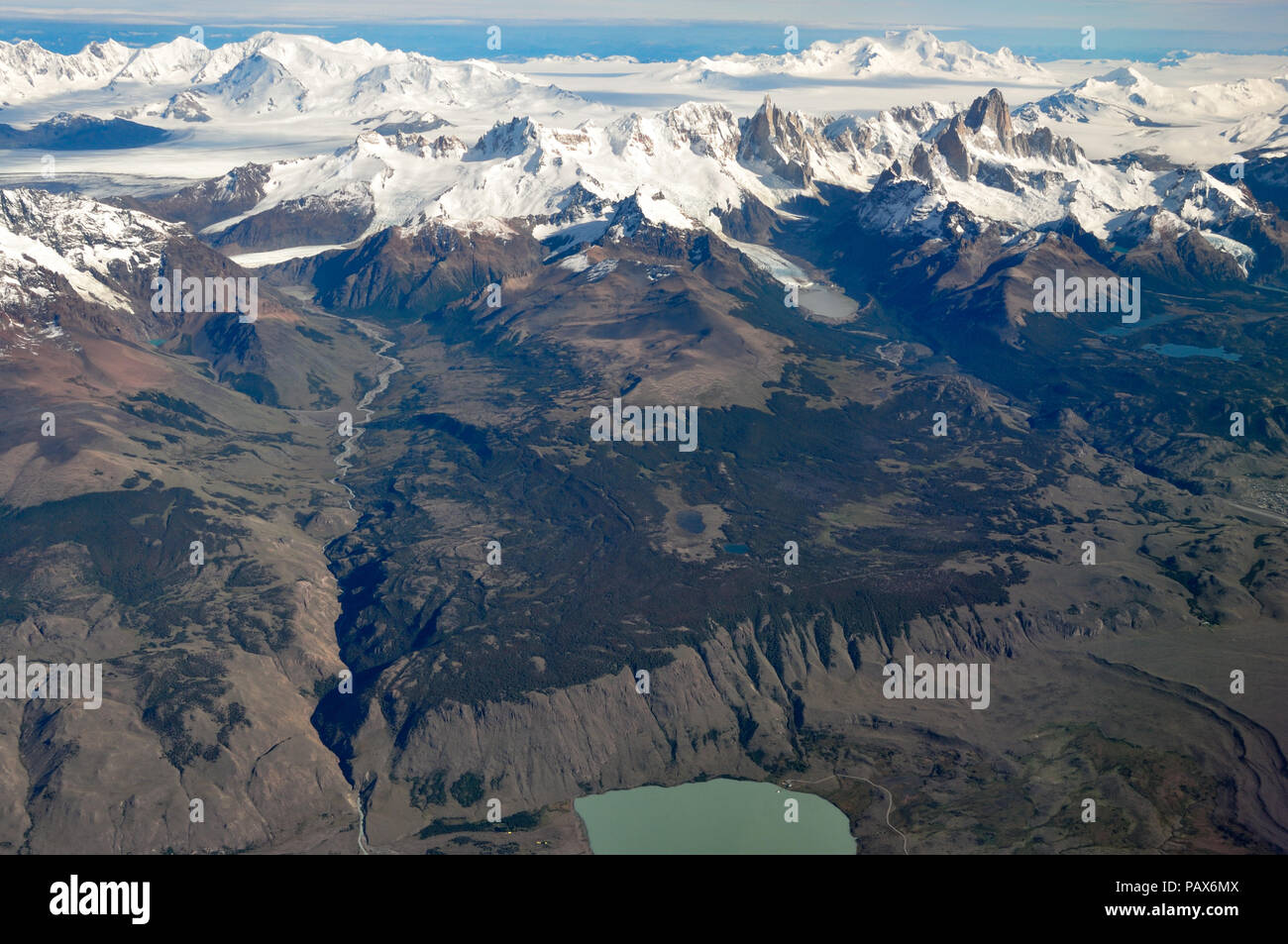 Luftaufnahme von Bergen Fitz Roy, Cerro Torre, Vulkan Lautaro und des Südlichen Patagonischen Eisfeld, Patagonien, zwischen Chile und Argentinien Stockfoto