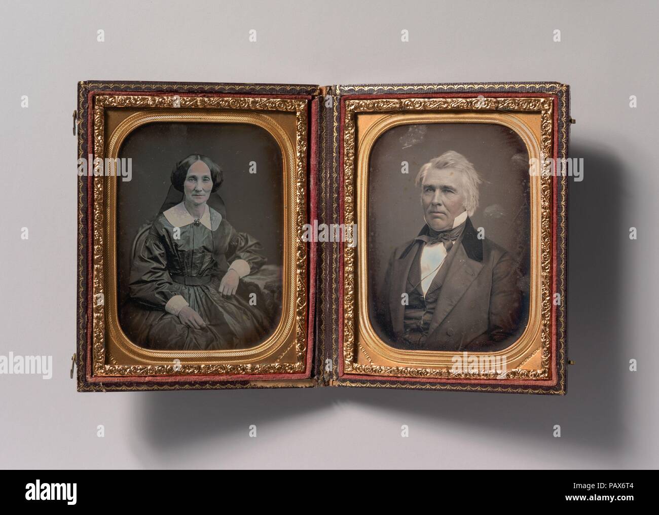 [Pair Porträts von Mann und Frau (Mann und Frau?)]. Artist: Jeremia Gurney (American, 1812-1895 Coxsackie, New York). Abmessungen: Bild: 9 x 6,4 cm (3 9/16 x 2 1/2 in.), jede Platte: 10,8 x 8,3 cm (4 1/4 x 3 1/4 in.), Jeweils: 1,9 x 11,9 x 9,5 cm (3/4 x 4 11/16 x 3 3/4 in.). Datum: 1852-60. Museum: Metropolitan Museum of Art, New York, USA. Stockfoto