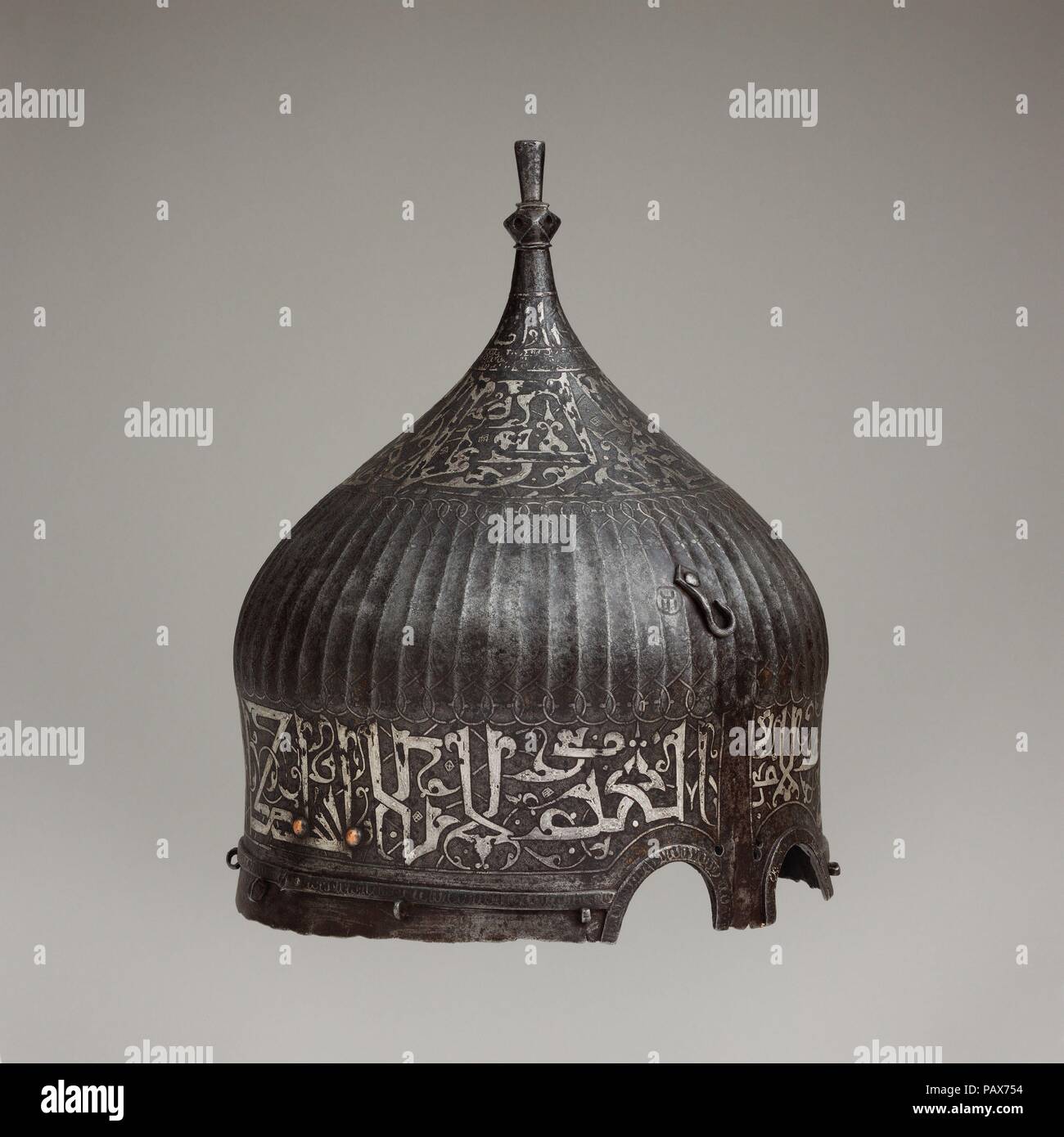 Turban Helm. Kultur: Iranische. Abmessungen: H.11 11/16 in. (29,7 cm); Durchm. 9 1/4 in. (23,5 cm); Wt. 3 lb. 0,7 oz. (1380.6 g). Datum: Ende des 15. Jahrhunderts. Helme dieser Art werden in der Regel als Turban Helme wegen ihrer großen Bauchige und die kanneluren, dass die Falten der Turban imitieren. Da bestimmte Derwisch Gruppen trugen Turbane Wunde mit einer vorgeschriebenen Anzahl von Falten eine wichtige mystische Zahl zu repräsentieren, ist es wahrscheinlich, dass turban Helme nicht nur als Rüstung, aber auch als eine Art religiösen Insignien, ihre Gestalt Kennzeichnung der Träger als Kämpfer in einem Heiligen Krieg angesehen wurden. Stockfoto