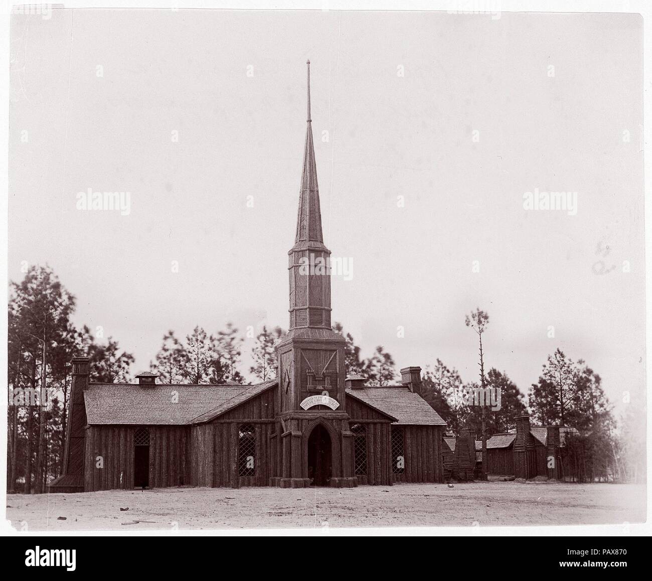 Poplar Grove Kirche, die 50Th New York Freiwilligen gebaut. Artist: Timothy H. O'Sullivan (American, geboren in Irland, 1840-1882). Abmessungen: 16,5 x 20,2 cm (6 1/2 x 7 15/16 in. ). Ehemalige Attribution: Ehemals zugeschrieben, Mathew B. Brady (American, geboren in Irland, 1823?-1896 New York). Datum: 1865. Museum: Metropolitan Museum of Art, New York, USA. Stockfoto