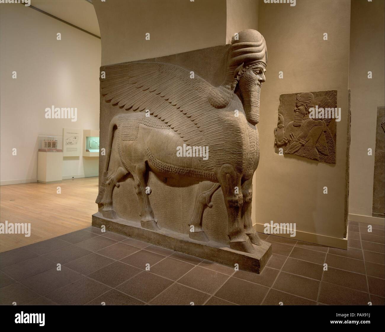 Menschliche - vorangegangen geflügelten Stier (lamassu). Kultur: Assur. Abmessungen: H.123 1/2 x W. 26 1/2 x D.122, 15999.8 in. Lb. (313.7 x 67.3 x 309.9 cm, 7257.4 kg). Datum: Ca. 883-859 v. Chr.. Vom neunten bis ins 7. Jahrhundert v. Chr., die Könige von Assyrien regierte über ein riesiges Reich im Norden Iraks zentriert. Die großen Assyrischen König Assurnasirpal II. 883-859 v. Chr.), verpflichtet, ein riesiges Gebäude Programm an Nimrud, alte Kalhu. Bis er die Hauptstadt wurde unter Assurnasirpal, Nimrud hatte keine mehr als eine Provinzstadt. Die neue Hauptstadt belegt eine Fläche von etwa 900 Hektar, um die Ashurn Stockfoto