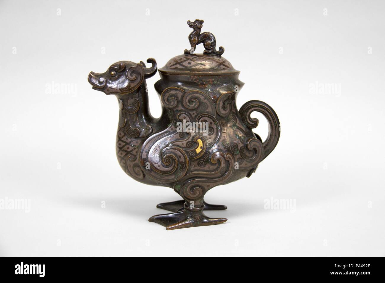 Ewer in der Form eines Vogels. Kultur: China. Abmessungen: H.7 3/4 in. (19,7 cm); W. 4. (10,2 cm); L.7 1/2 in. (19,1 cm). Datum: 16. Museum: Metropolitan Museum of Art, New York, USA. Stockfoto