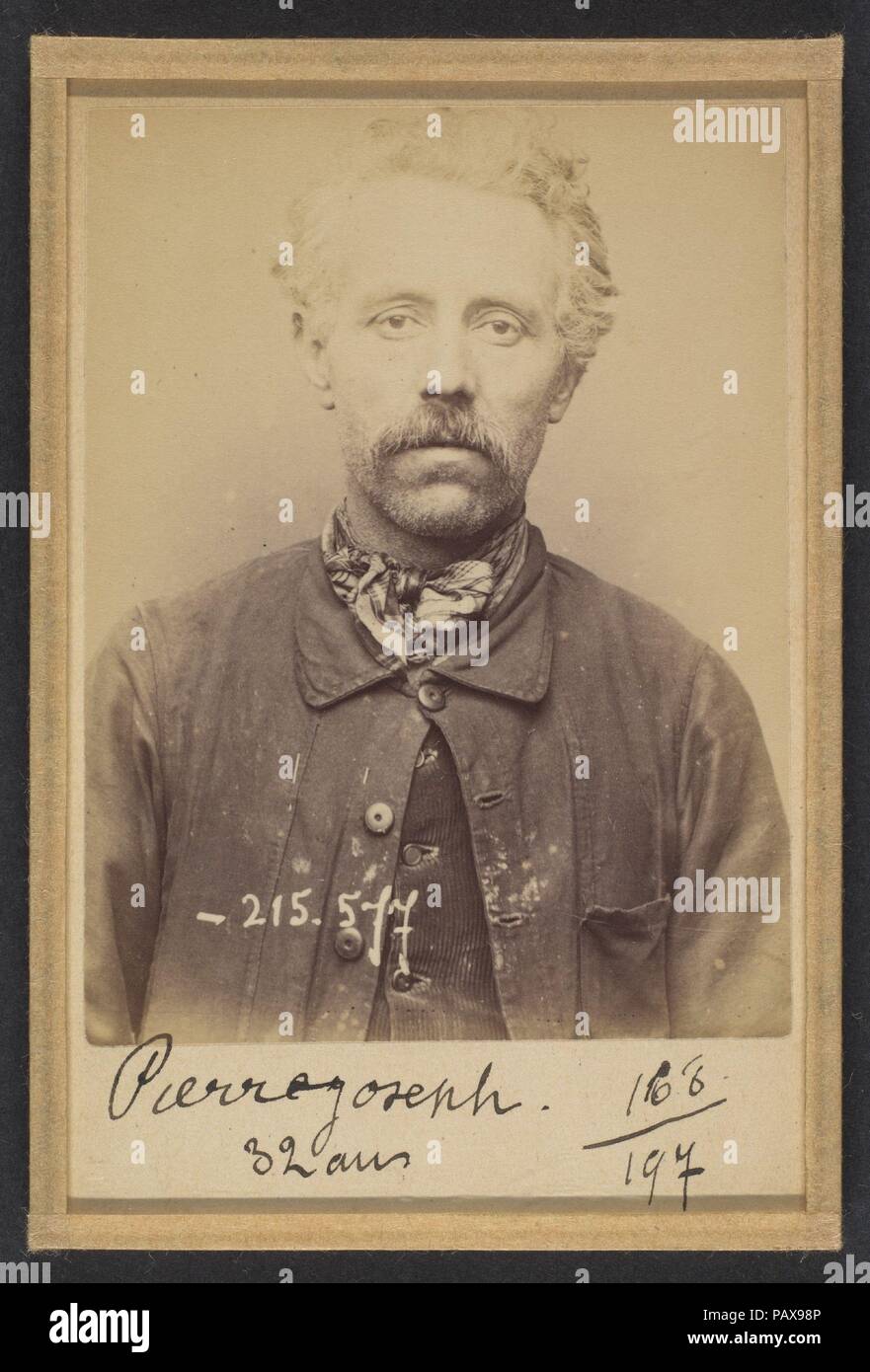 Pierre. Joseph, Adrien. 42 ans, né à Rouen (seine-inférieure). Canneleur de Chaiselongues. Anarchiste. 12/03/94. Artist: Alphonse Bertillon (Französisch, 1853-1914). Abmessungen: 10,5 x 7 x 0,5 cm (4 1/8 x 2 3/4 x 3/16 in.). Datum: 1894. In einer vornehmen Familie der Wissenschaftler und Statistiker Bertillon geboren, begann seine Karriere als Sekretärin in der Kennzeichnung Bureau der Pariser Präfektur der Polizei in 1879. Mit der Aufrechterhaltung der zuverlässige Polizei Aufzeichnungen von Straftätern betraut, entwickelte er die erste moderne System der strafrechtlichen Ermittlung. Das System, das als Bertillonage bekannt wurde, hatte drei Komponente Stockfoto