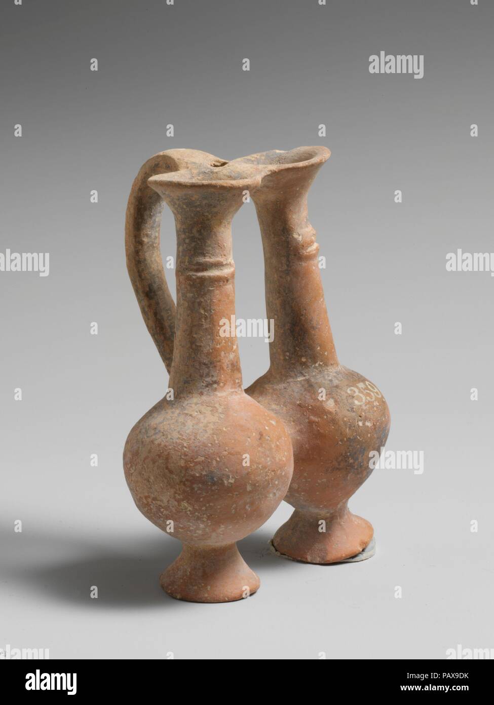 Terrakotta bil-bil. Kultur: Zypriotische. Abmessungen: H.3 15/16 in. (10 cm). Datum: Ca. 1600-1050 v. Chr.. Zwei Vasen Seite an Seite mit einem Griff. Museum: Metropolitan Museum of Art, New York, USA. Stockfoto