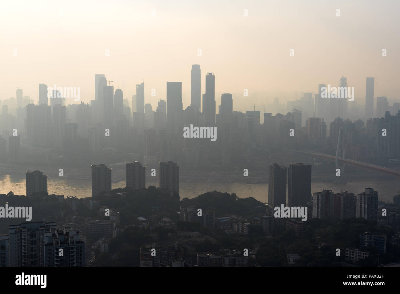 Chongqing, China - 13. Juni 2018: Skyline Luftbild der Stadt im Nebel. Stockfoto