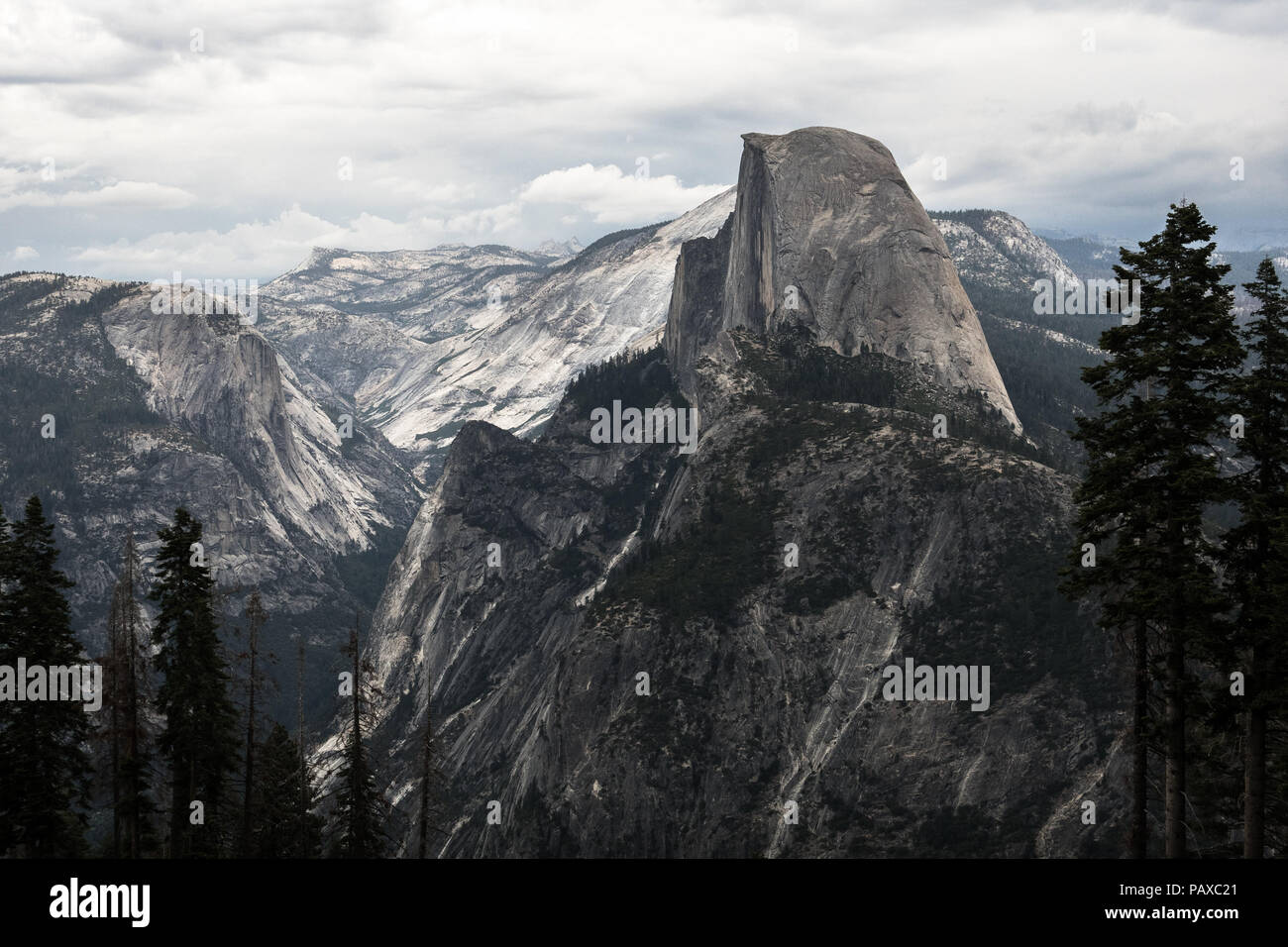 Blick auf das Tal des Half Dome und alpine Wald, für die Cloud Rest - von der Wawona (Glacier Point Road) - Yosemite National Park genommen Stockfoto