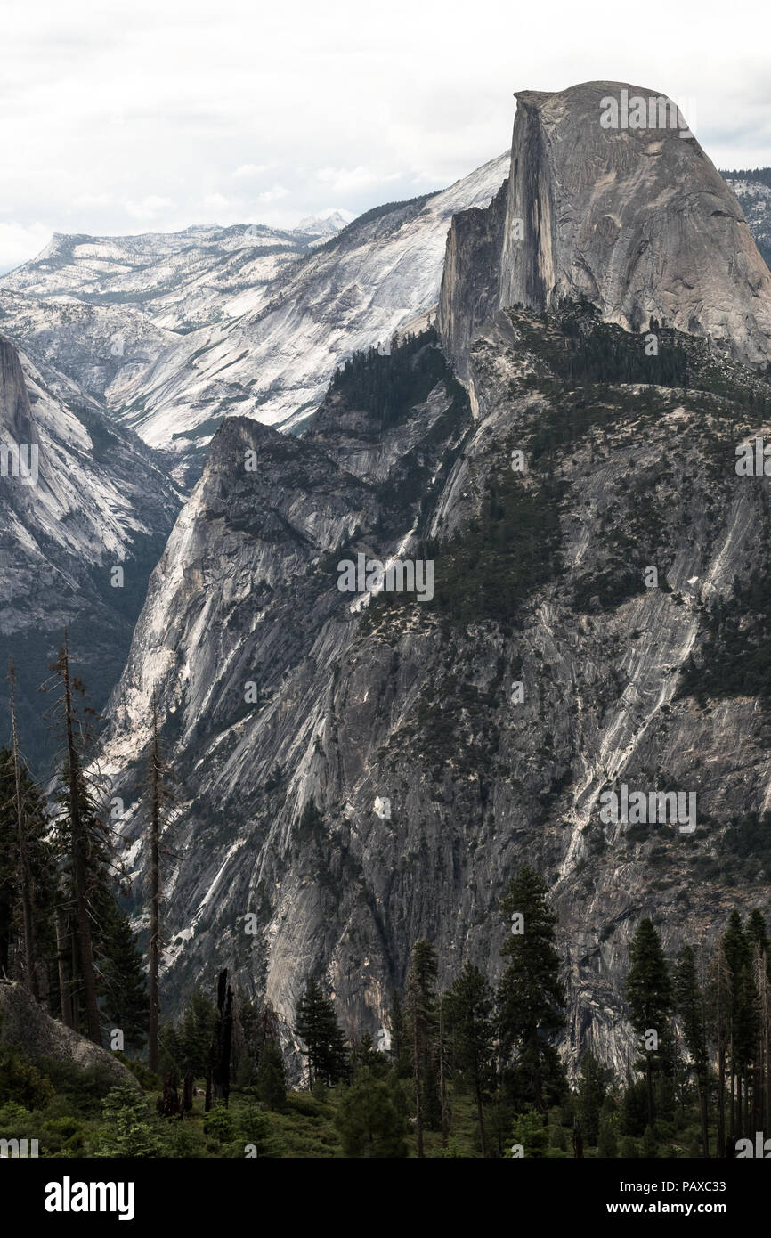 Half Dome und Tenaya Peak in der Ferne, von Wawona (Glacier Point Road) - Yosemite National Park Stockfoto