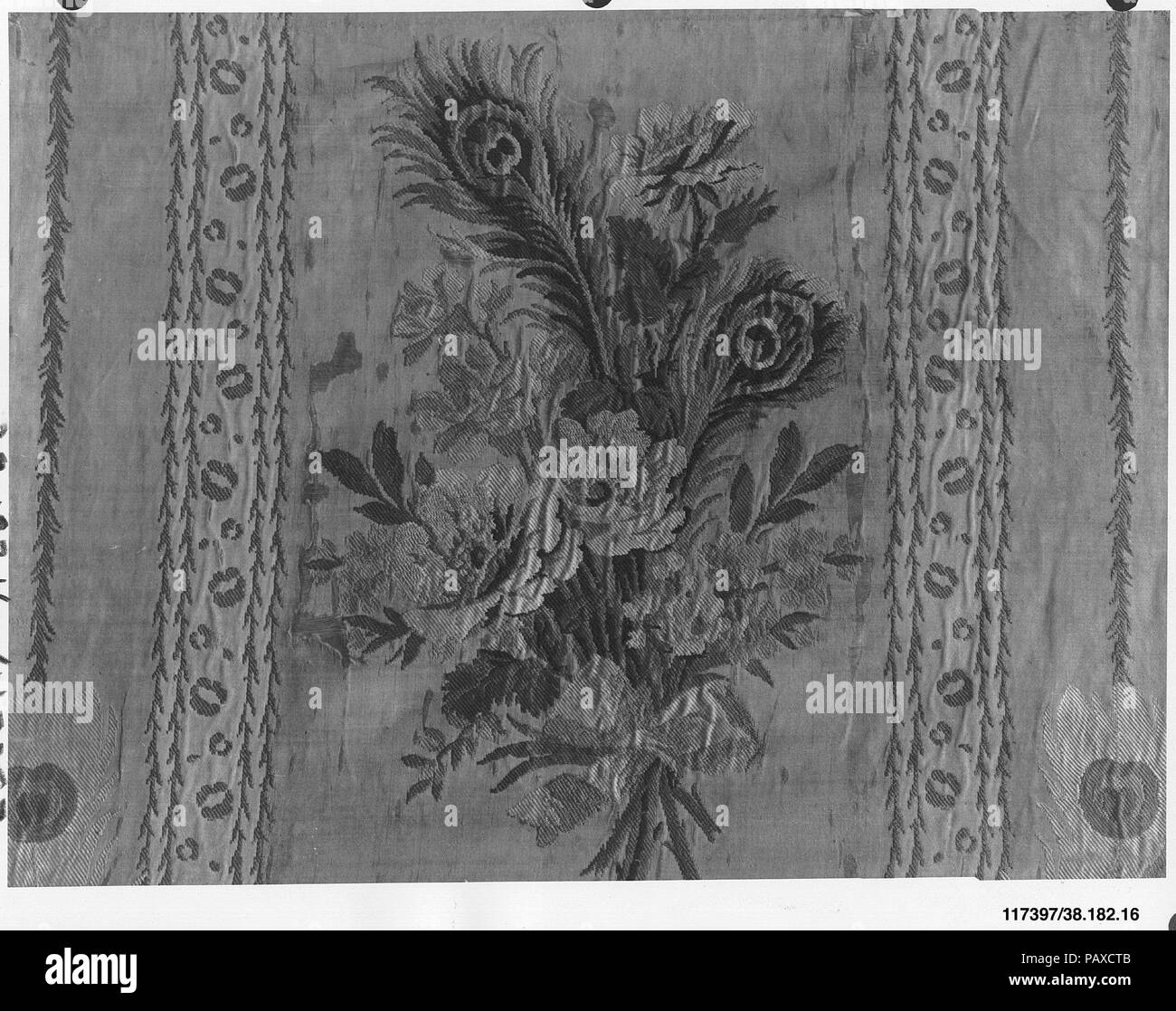 Panel von Polstern Seide. Kultur: Französisch, Lyons. Designer: Philippe de Lasalle (Französisch, 1723-1804). Abmessungen: L 21 1/2x W. 16 Zoll (54,6 x 40,6 cm). Datum: Ca. 1770. Museum: Metropolitan Museum of Art, New York, USA. Stockfoto