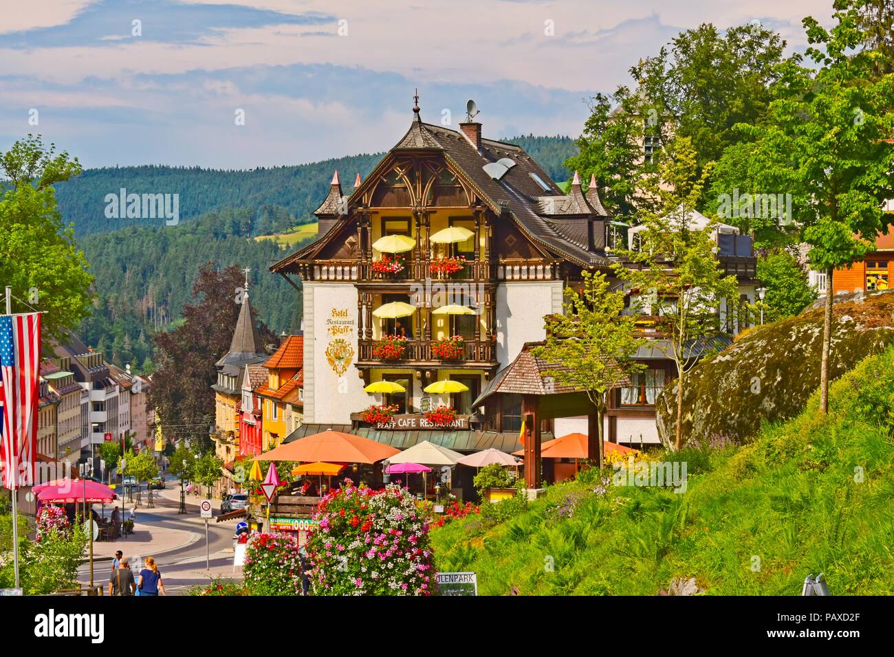 Triberg, Schwarzwald-Baar-Kreis, Deutschland - 16. Juli 2018: Hotel und Restaurant im Herzen des Schwarzwalds in der Nähe der Wasserfälle. Stockfoto