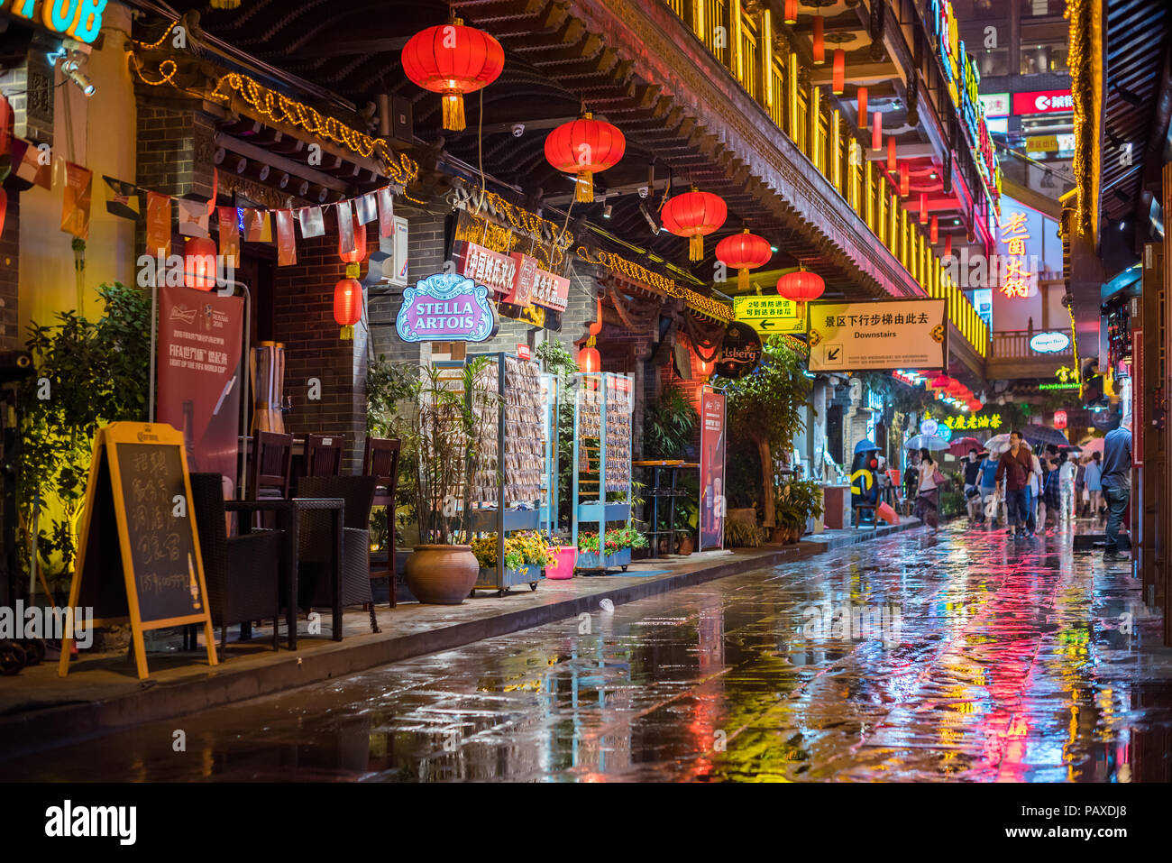 Chongqing, China - 11. Juni 2018: Hongya Höhle Street Market unter dem Regen in der Nacht Stockfoto